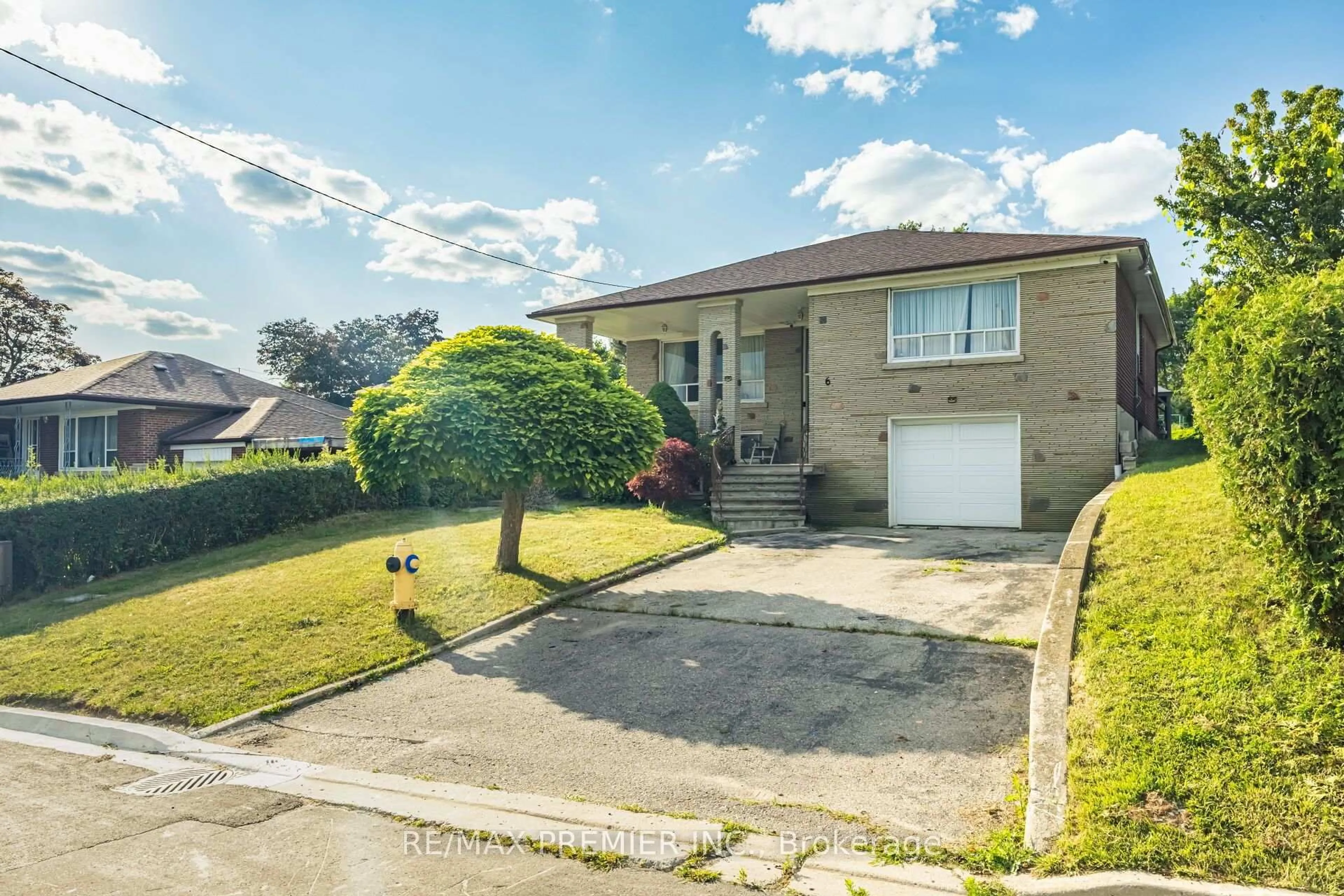 A pic from outside/outdoor area/front of a property/back of a property/a pic from drone, street for 6 Canton Ave, Toronto Ontario M3M 1N2