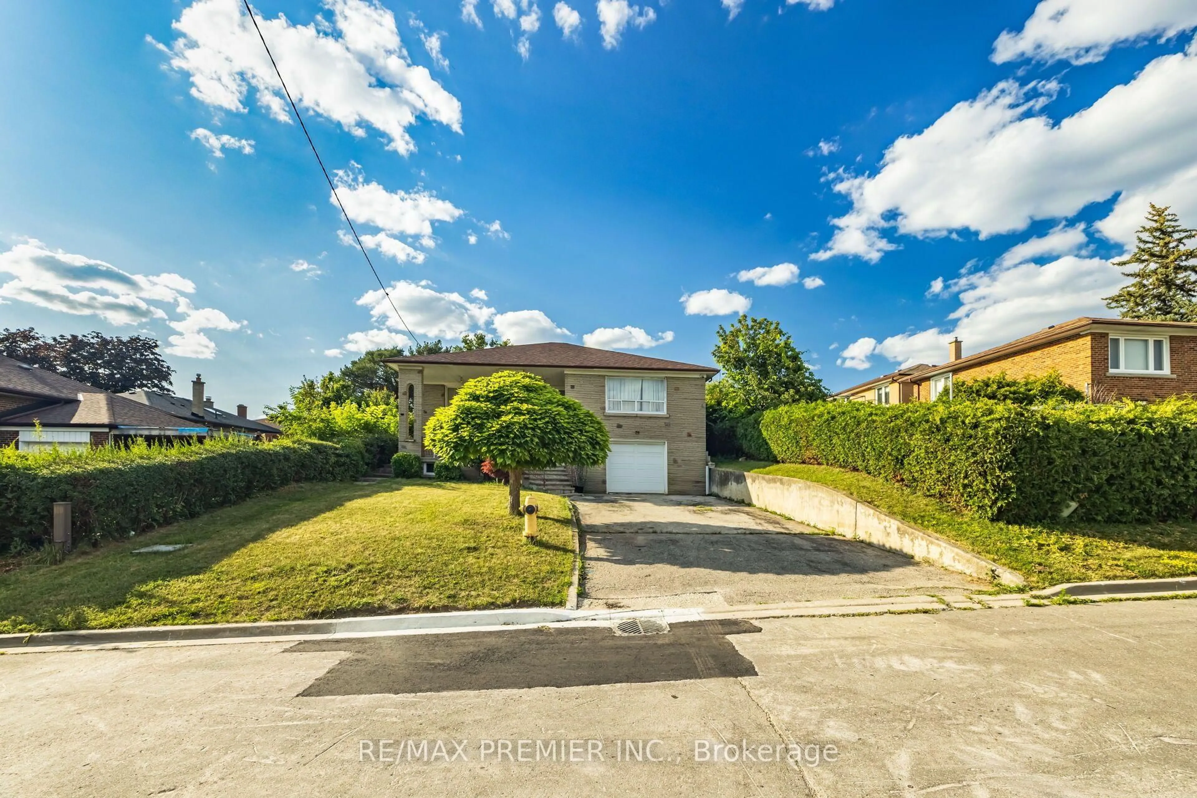 A pic from outside/outdoor area/front of a property/back of a property/a pic from drone, street for 6 Canton Ave, Toronto Ontario M3M 1N2
