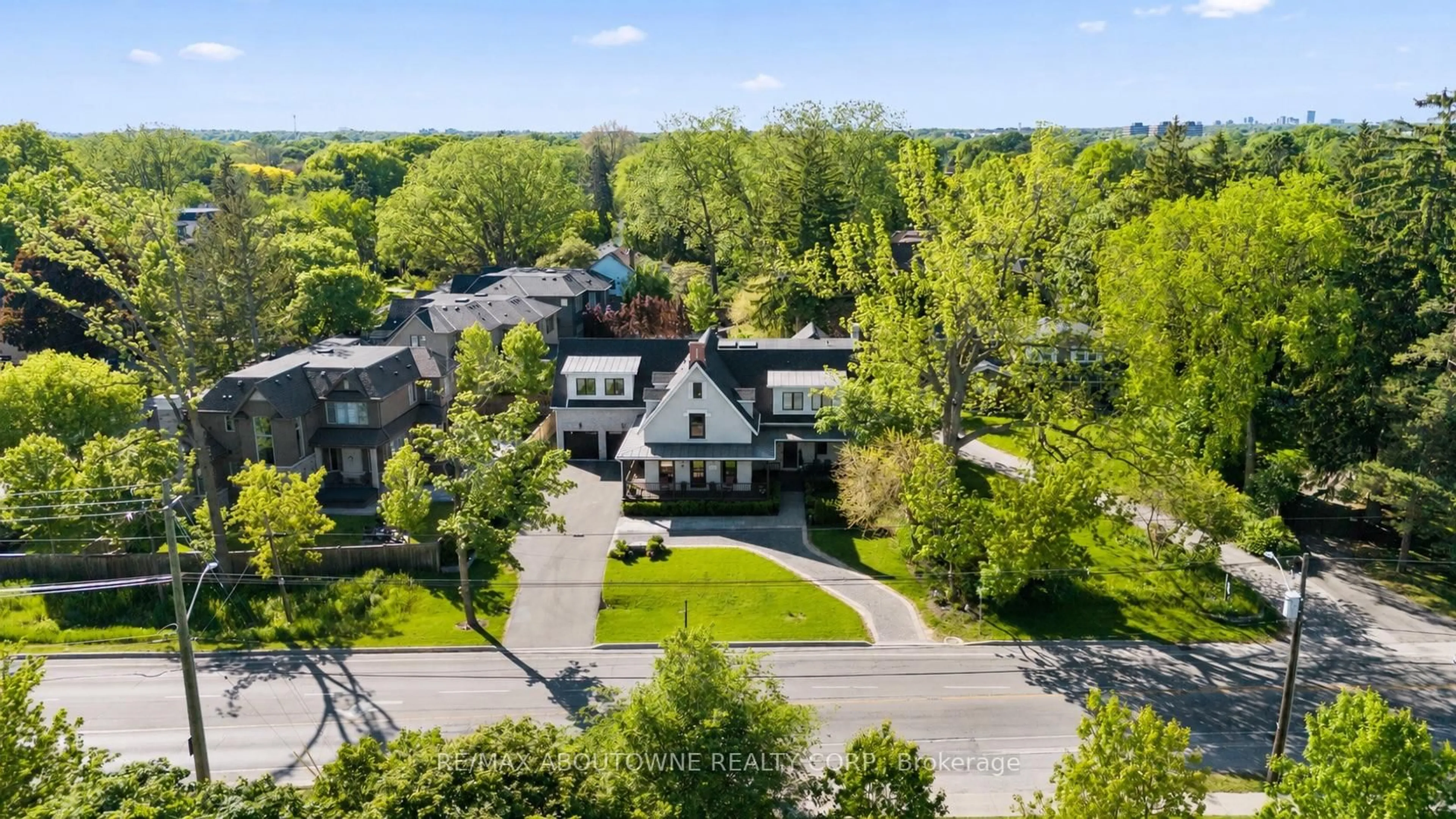 A pic from outside/outdoor area/front of a property/back of a property/a pic from drone, street for 489 Lakeshore Rd, Oakville Ontario L6K 1G4