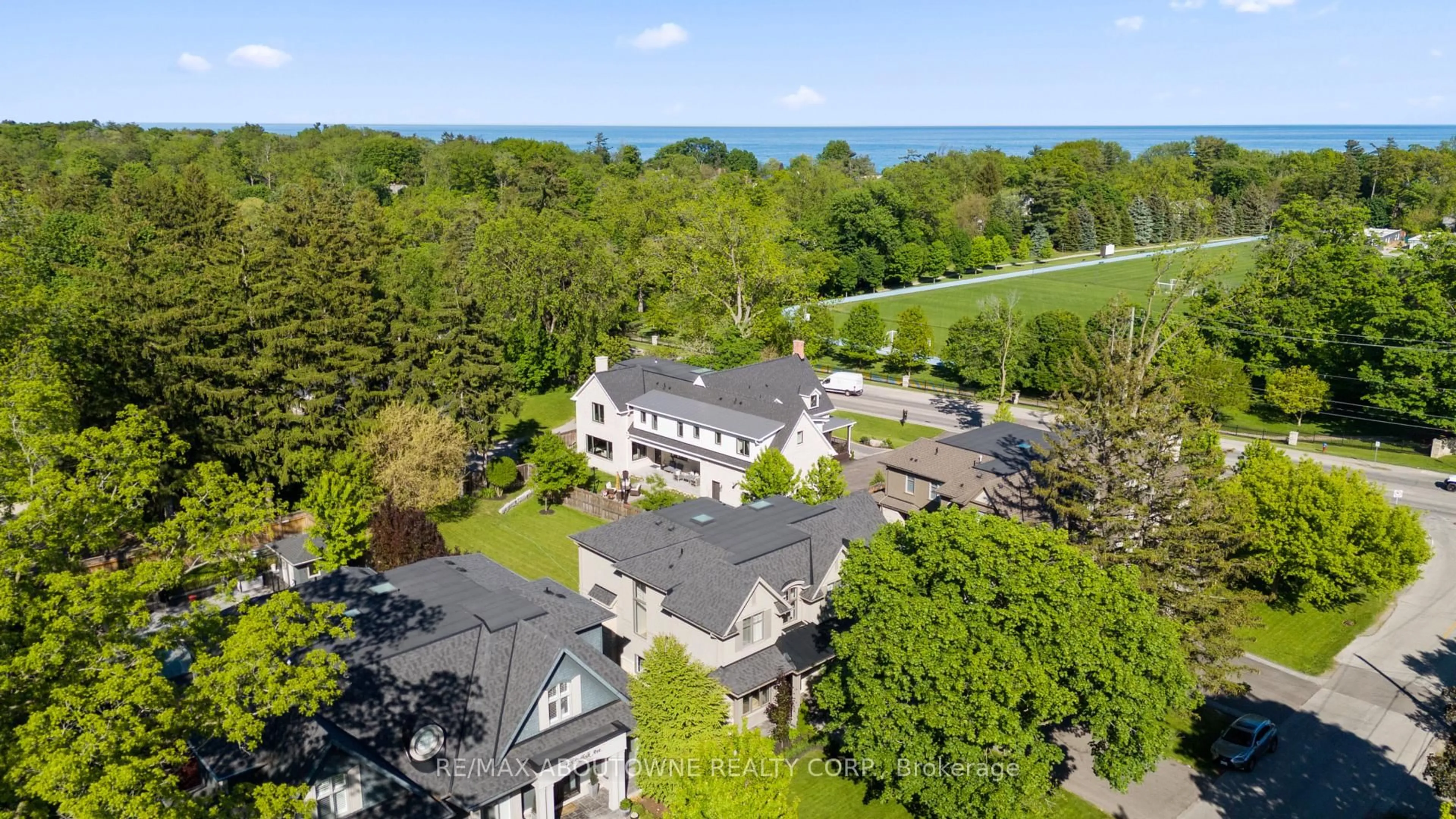 A pic from outside/outdoor area/front of a property/back of a property/a pic from drone, unknown for 489 Lakeshore Rd, Oakville Ontario L6K 1G4