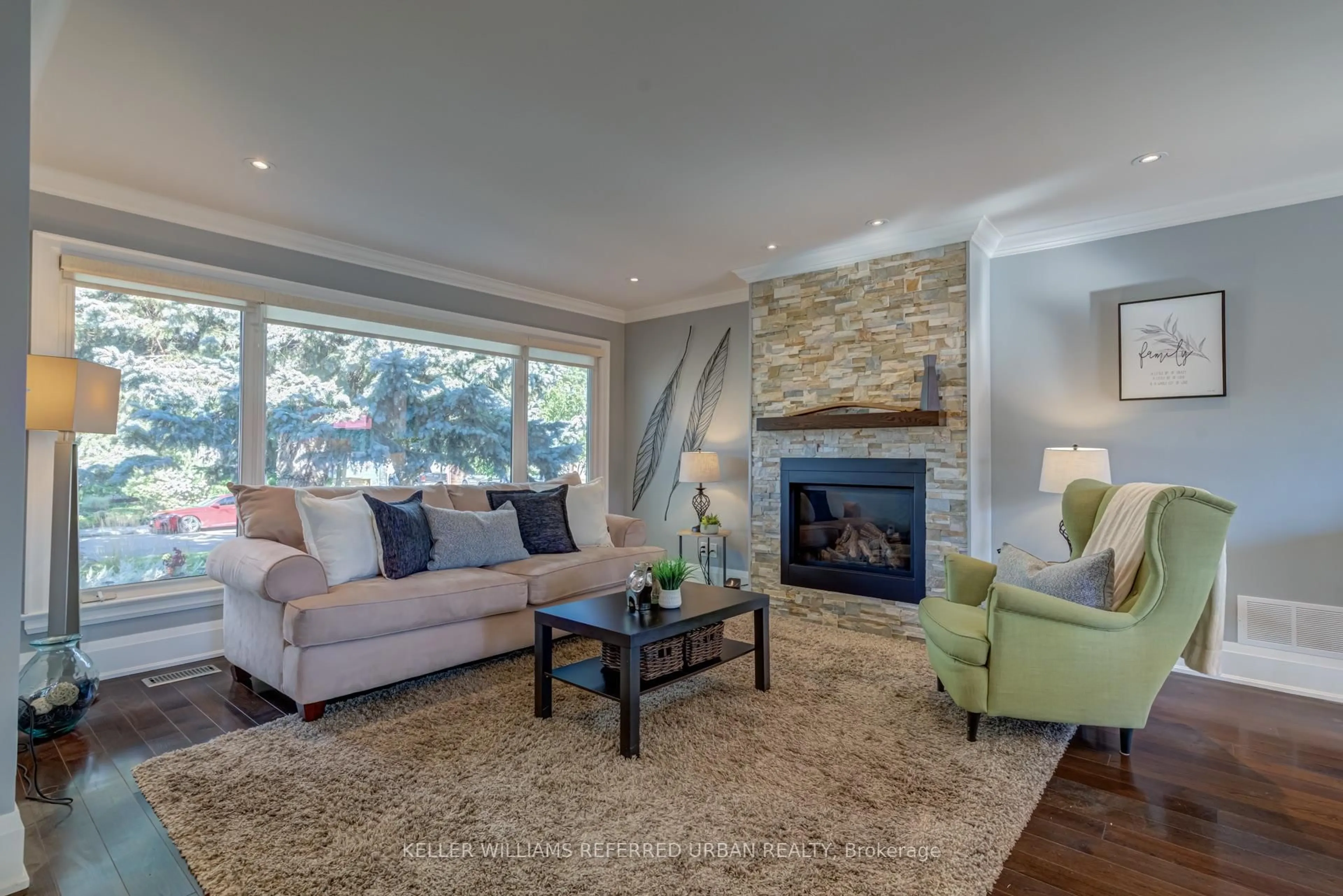Living room with furniture, unknown for 1508 Holburne Rd, Mississauga Ontario L5E 2L6