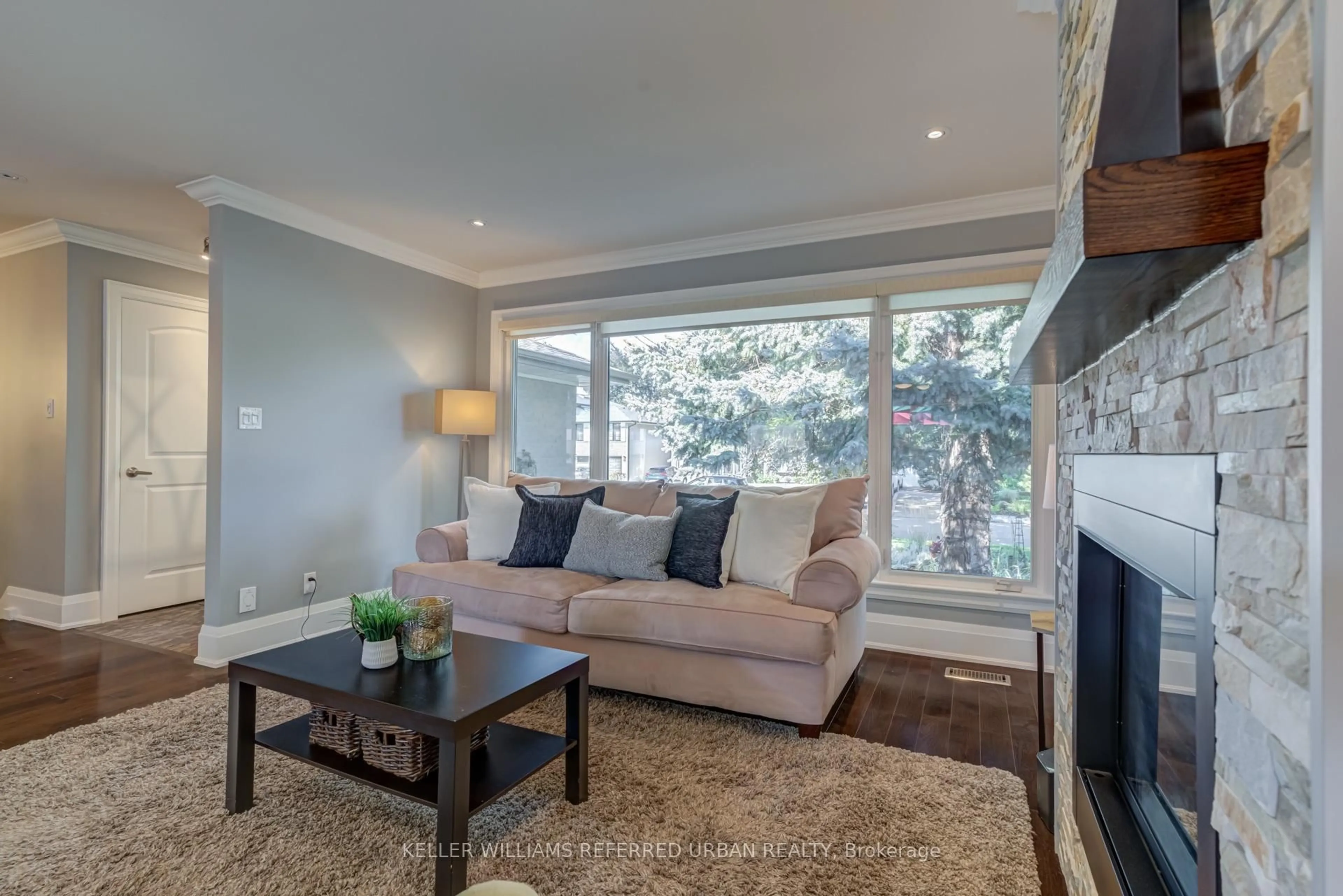 Living room with furniture, unknown for 1508 Holburne Rd, Mississauga Ontario L5E 2L6