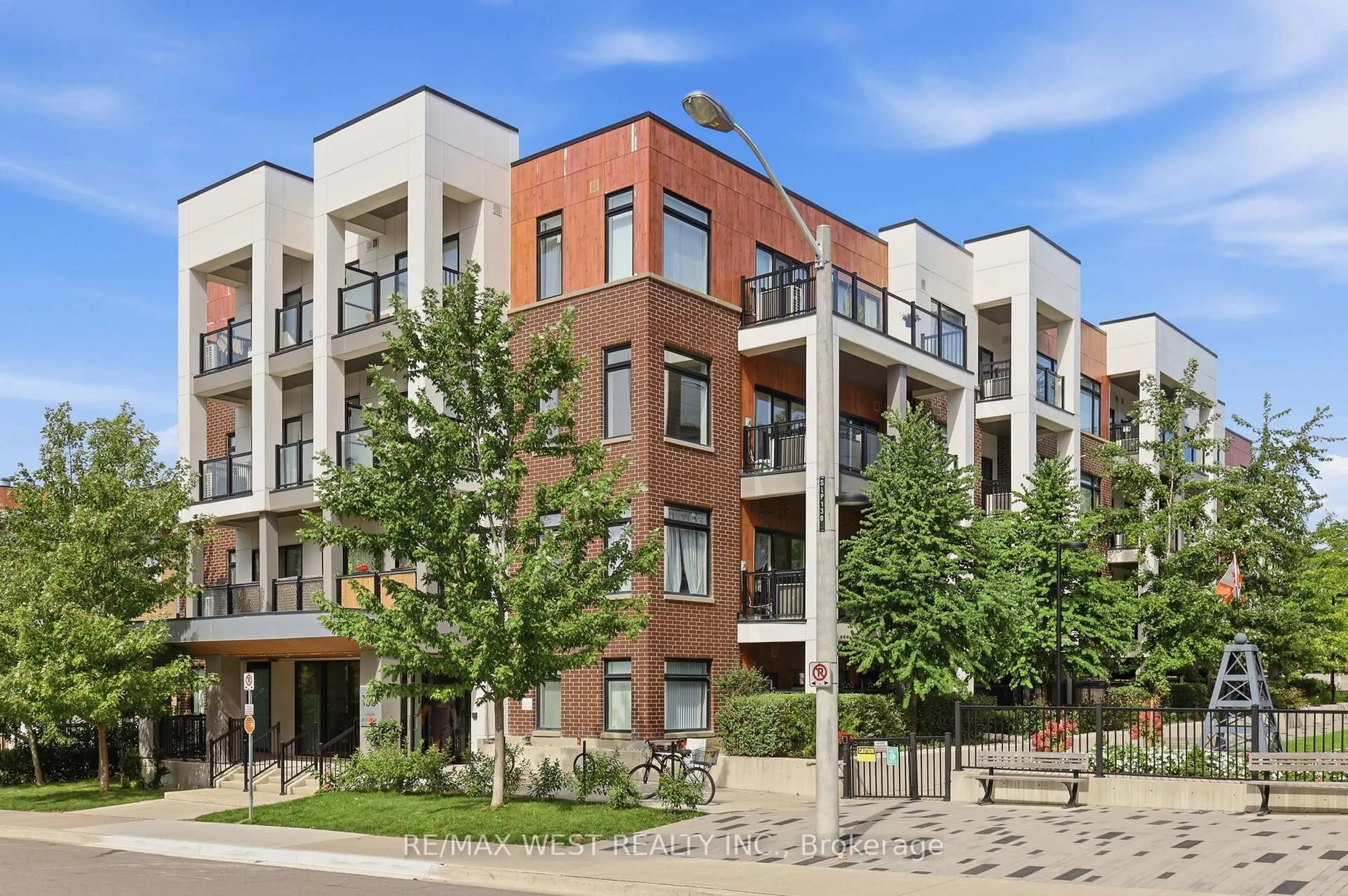 Patio, building for 130 Canon Jackson Dr #302, Toronto Ontario M6M 2G1