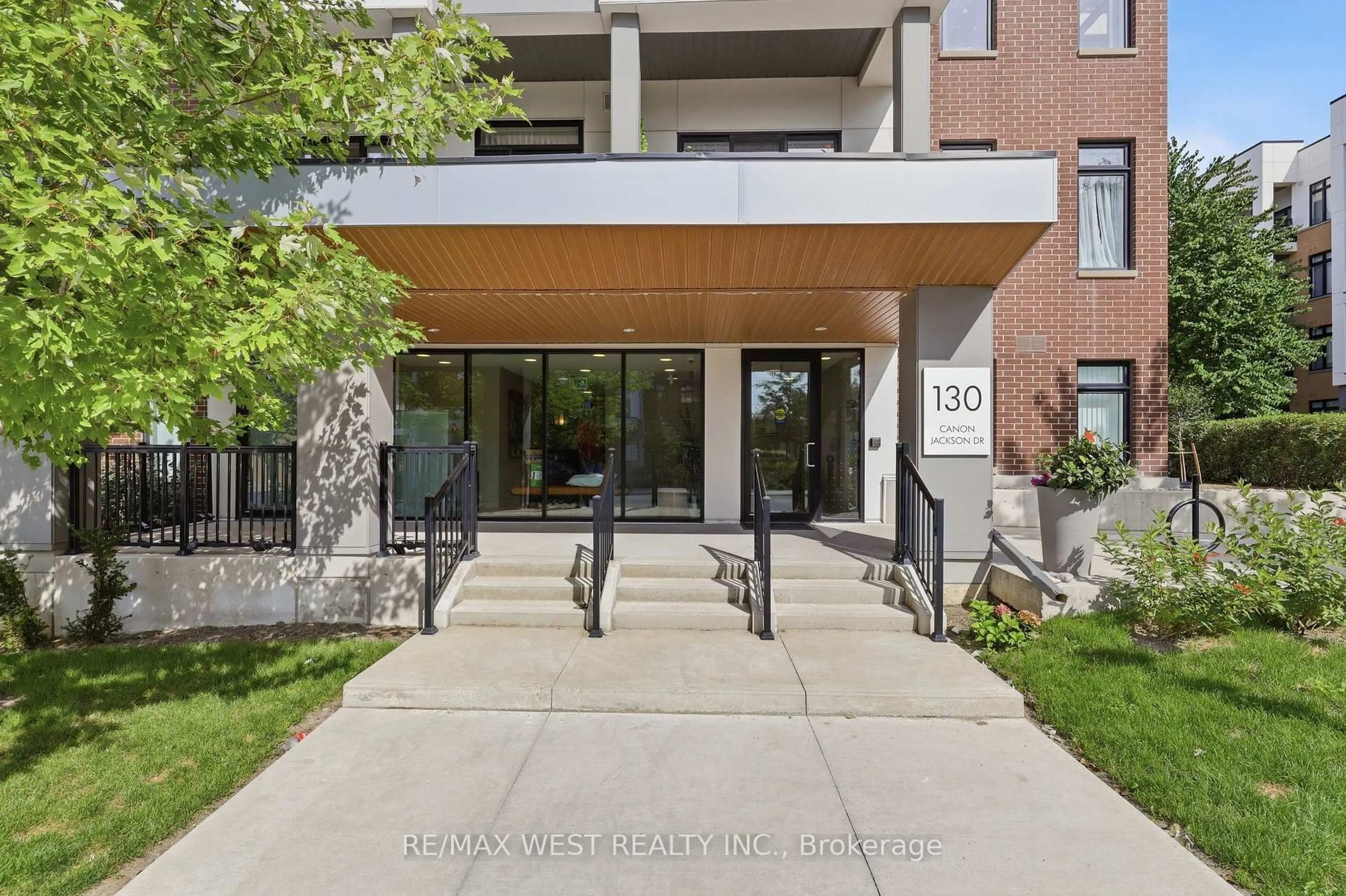 Indoor foyer for 130 Canon Jackson Dr #302, Toronto Ontario M6M 2G1