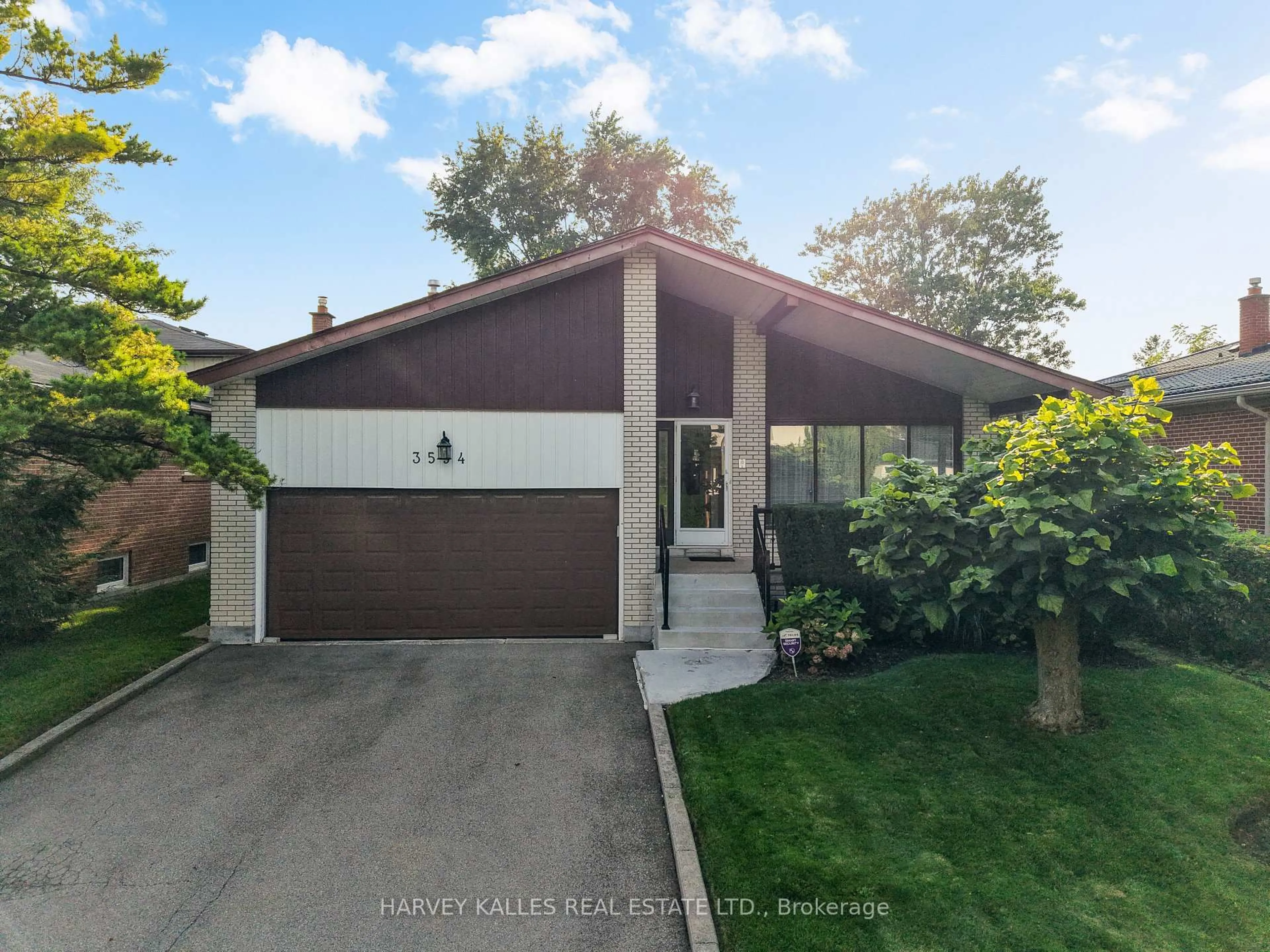 Home with vinyl exterior material, street for 3594 Autumn Harvest Dr, Mississauga Ontario L4Y 3S1