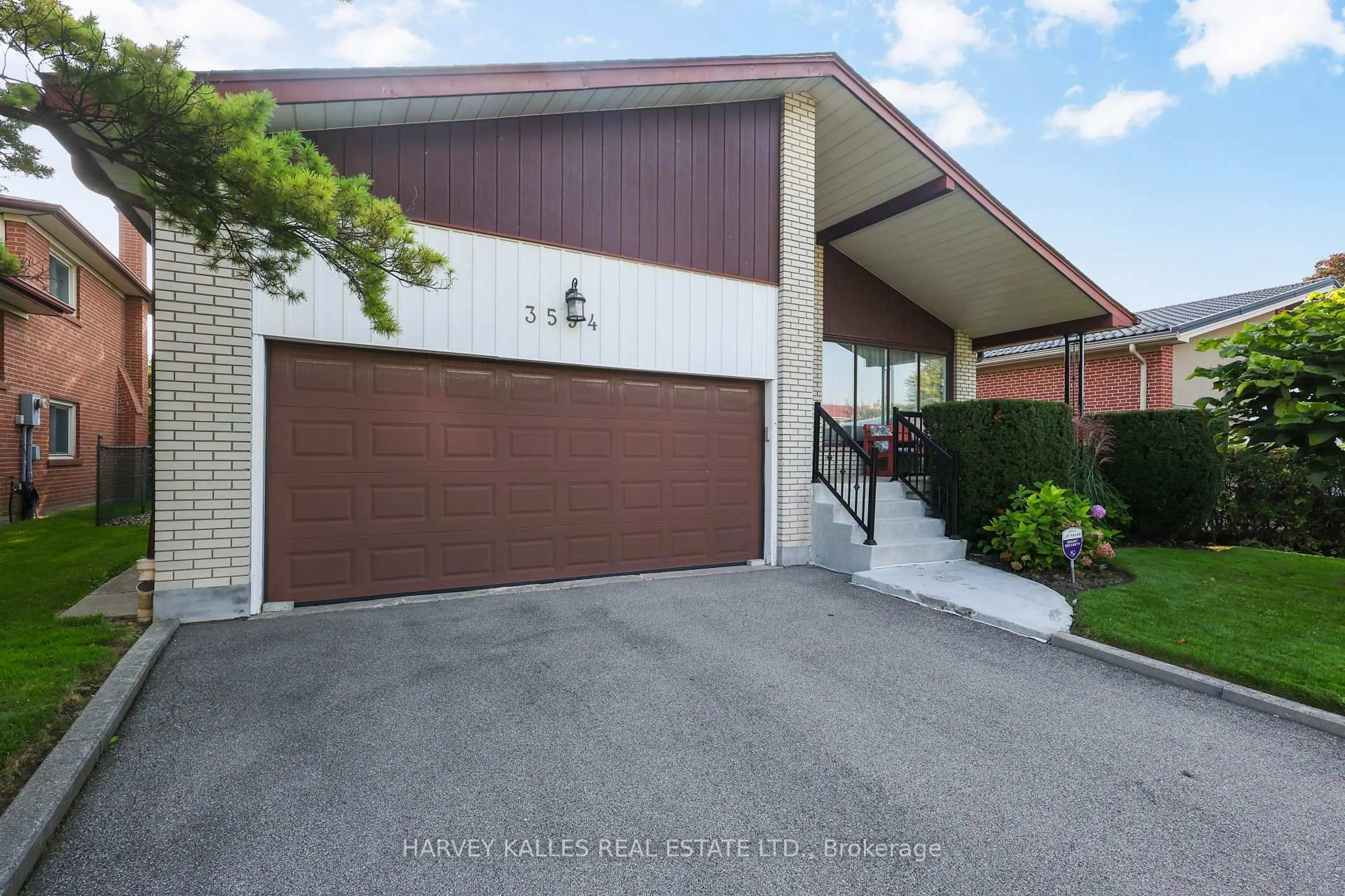 Indoor garage for 3594 Autumn Harvest Dr, Mississauga Ontario L4Y 3S1