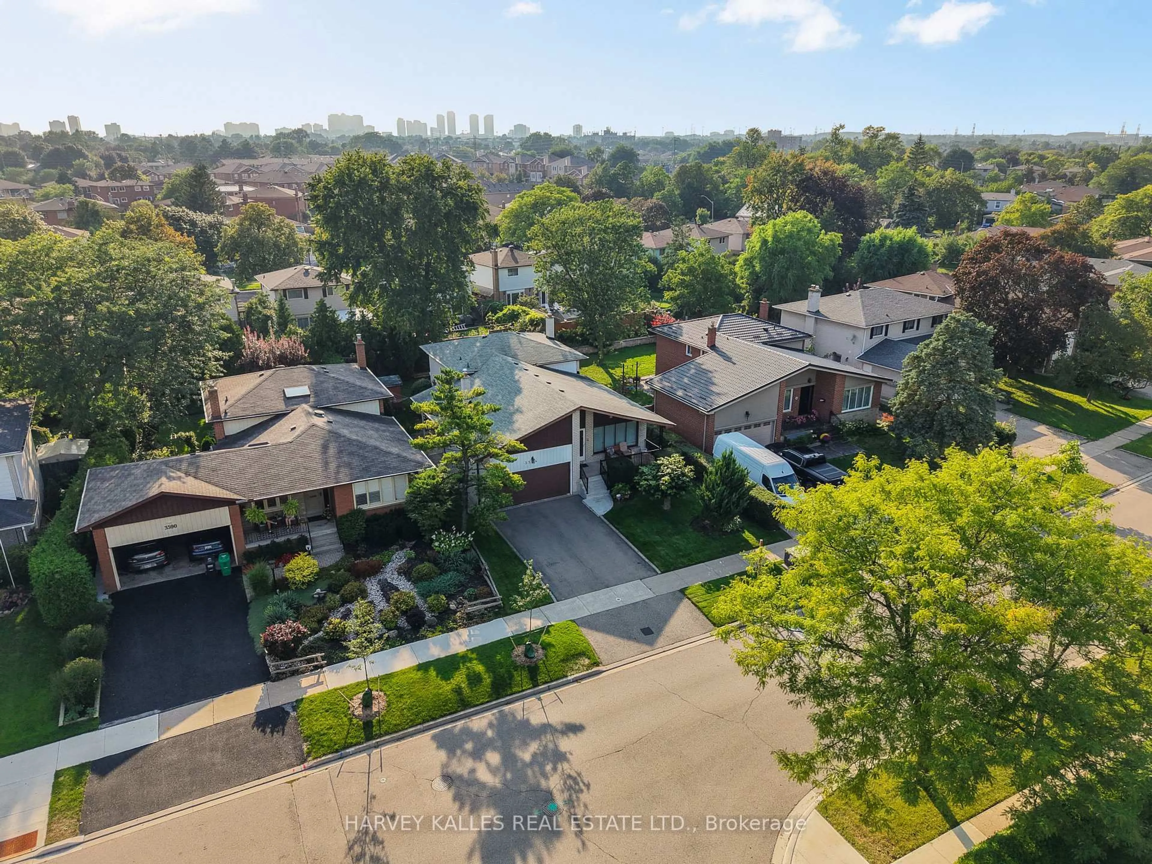 A pic from outside/outdoor area/front of a property/back of a property/a pic from drone, city buildings view from balcony for 3594 Autumn Harvest Dr, Mississauga Ontario L4Y 3S1