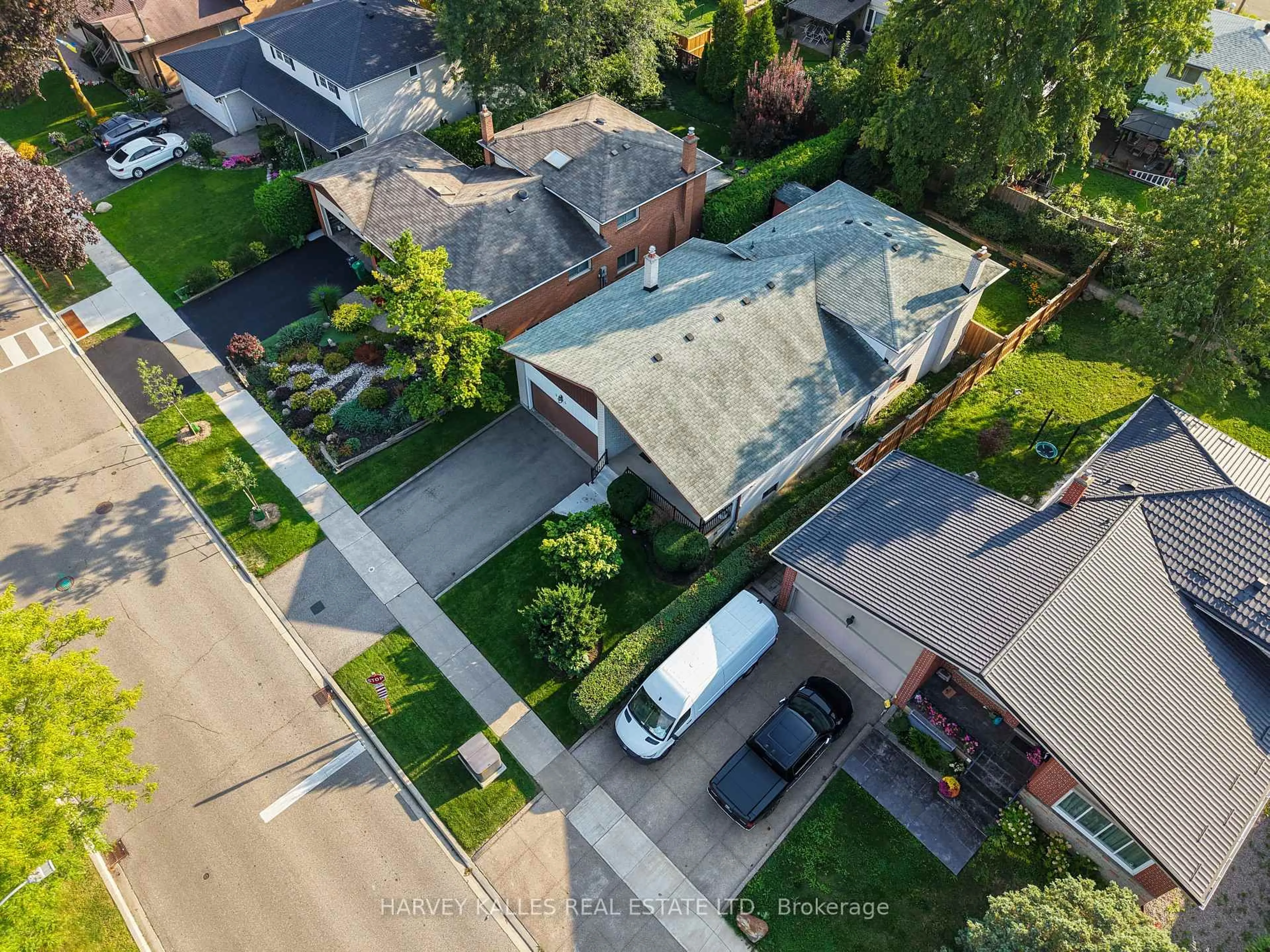 A pic from outside/outdoor area/front of a property/back of a property/a pic from drone, street for 3594 Autumn Harvest Dr, Mississauga Ontario L4Y 3S1