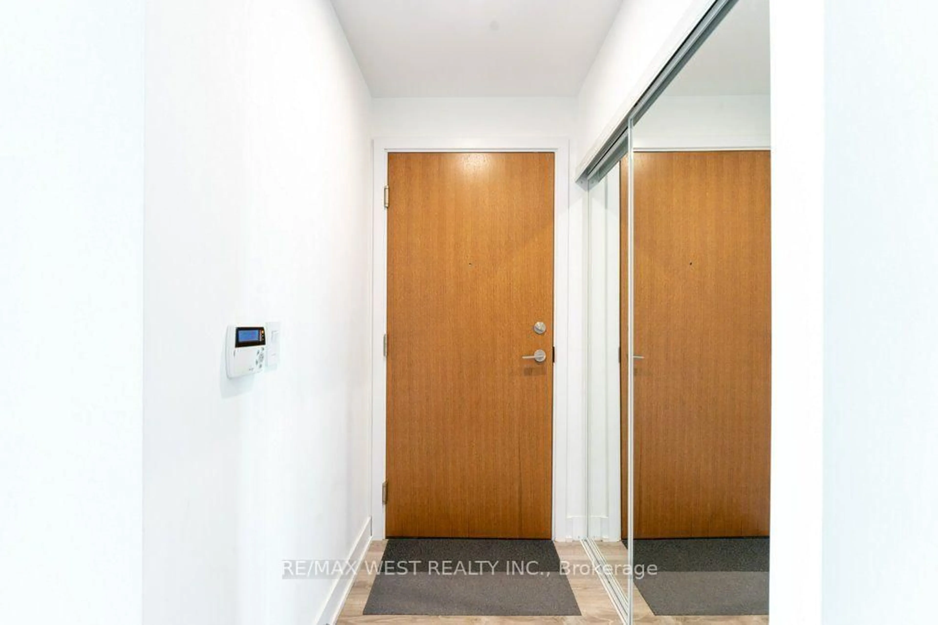 Indoor foyer for 20 Shore Breeze Dr #3206, Toronto Ontario M8V 0C7