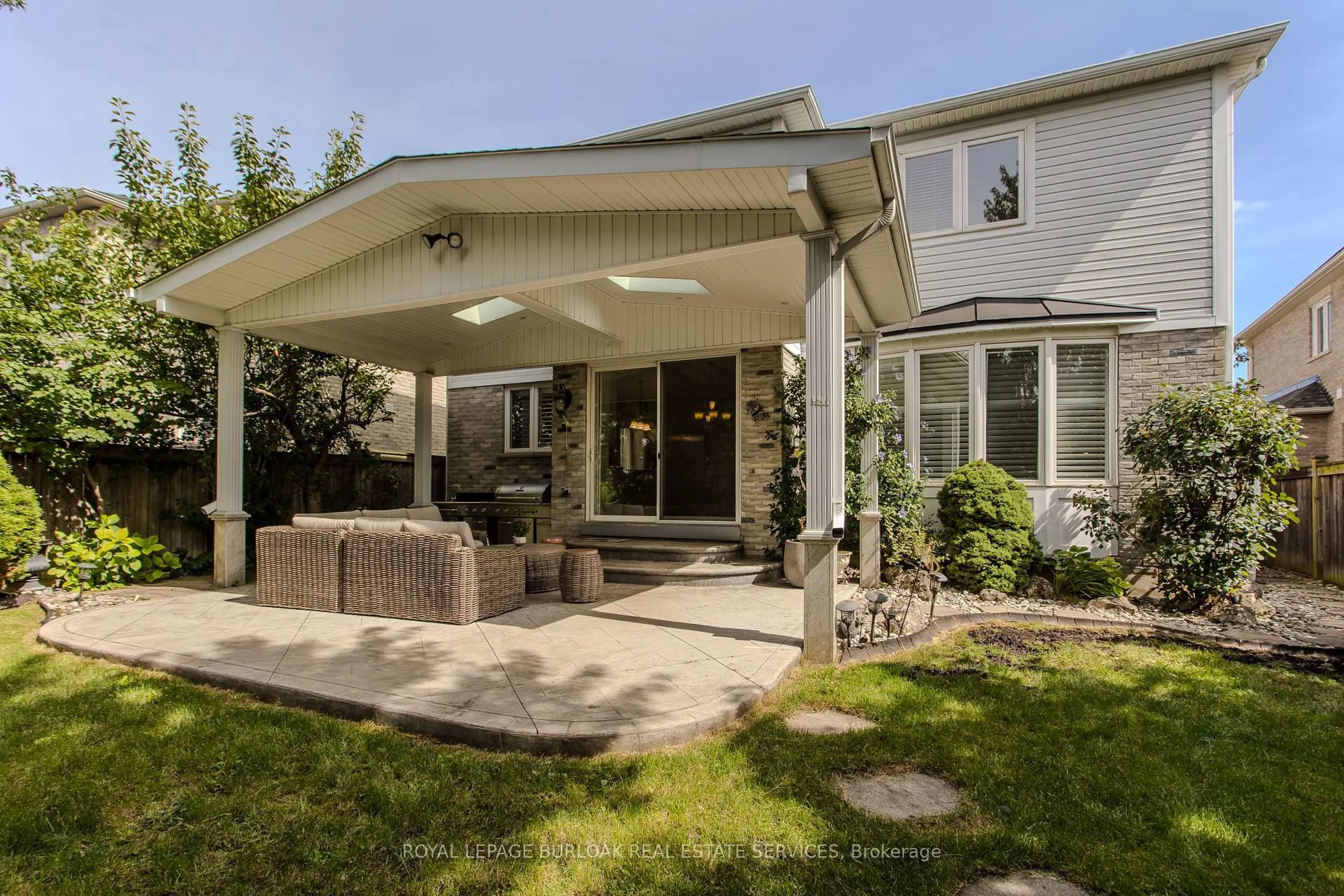 Patio, street for 2194 Berwick Dr, Burlington Ontario L7M 5C3