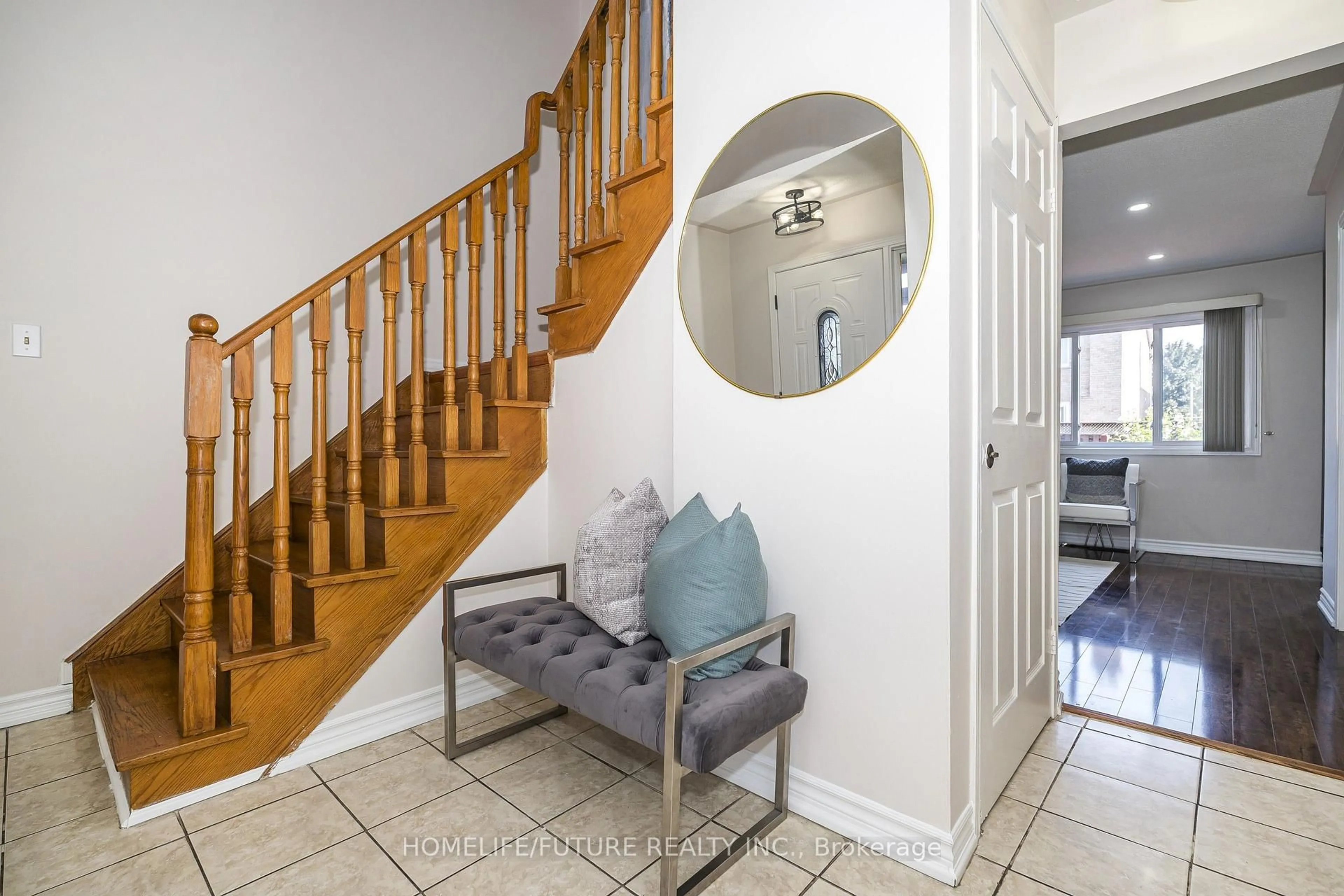Indoor entryway for 48 Creditstone Rd, Brampton Ontario L6Y 4G1