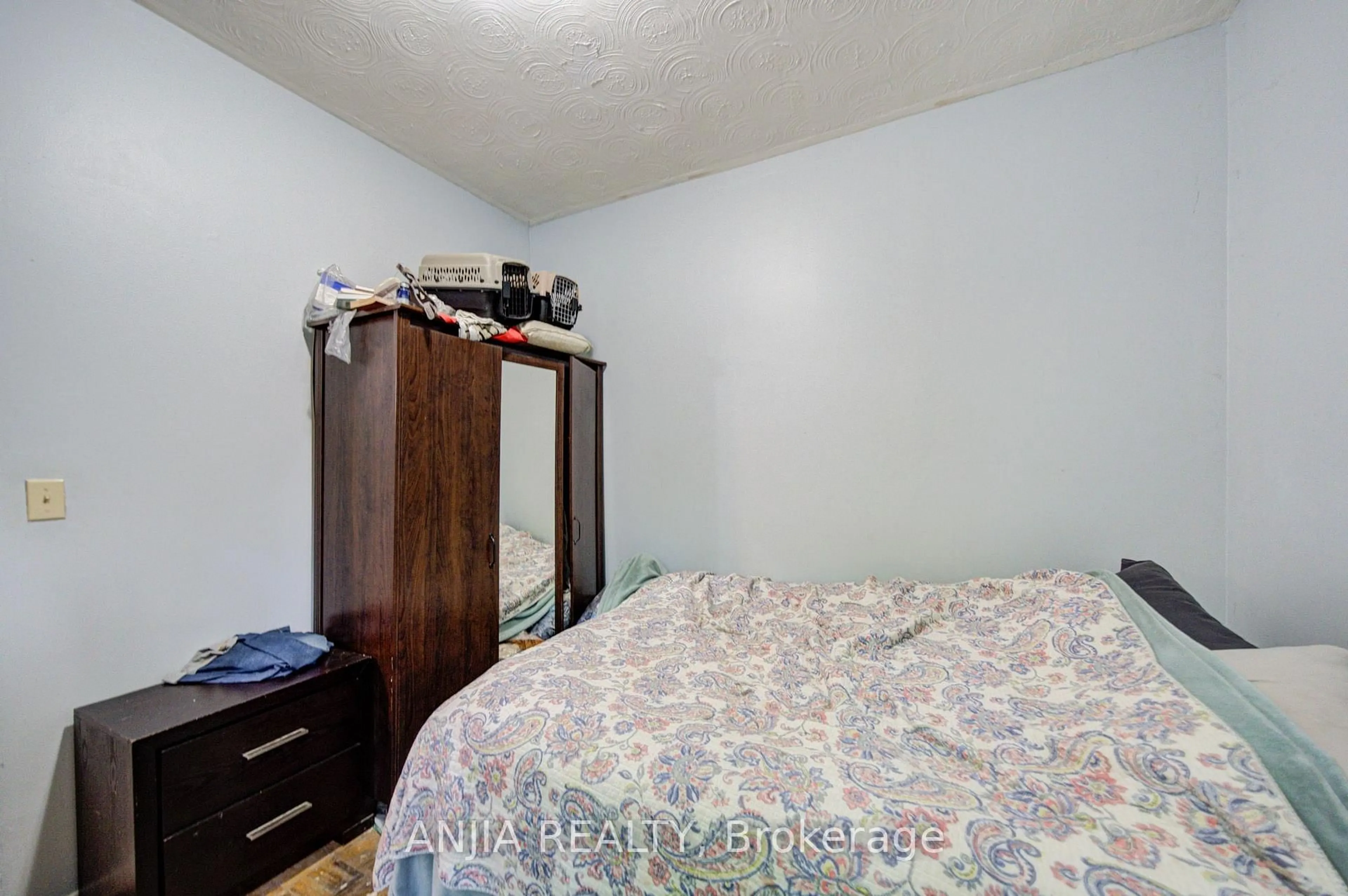 A pic of a room for 1063 Dufferin St, Toronto Ontario M6H 4B5