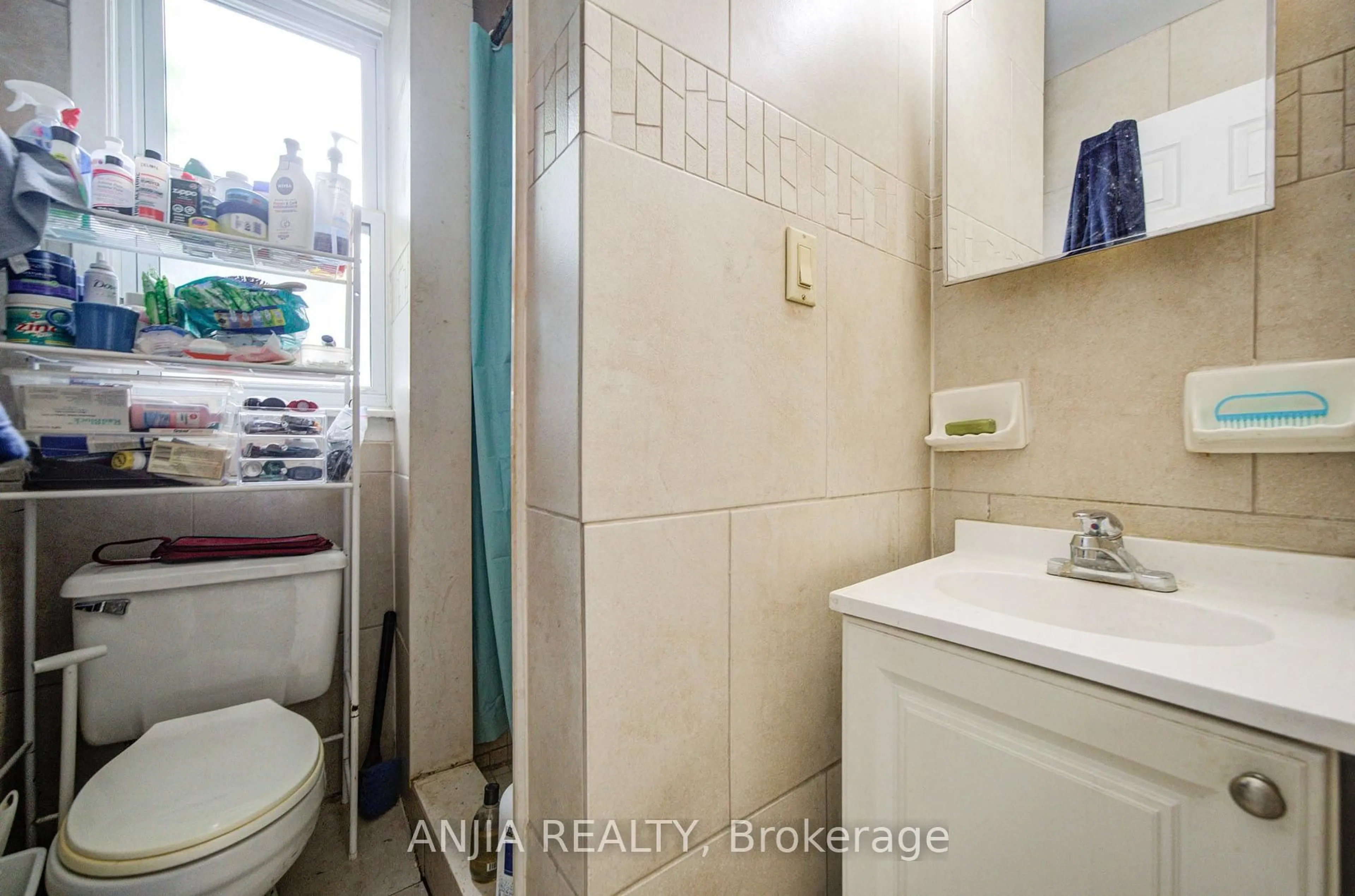 Standard bathroom, unknown for 1063 Dufferin St, Toronto Ontario M6H 4B5