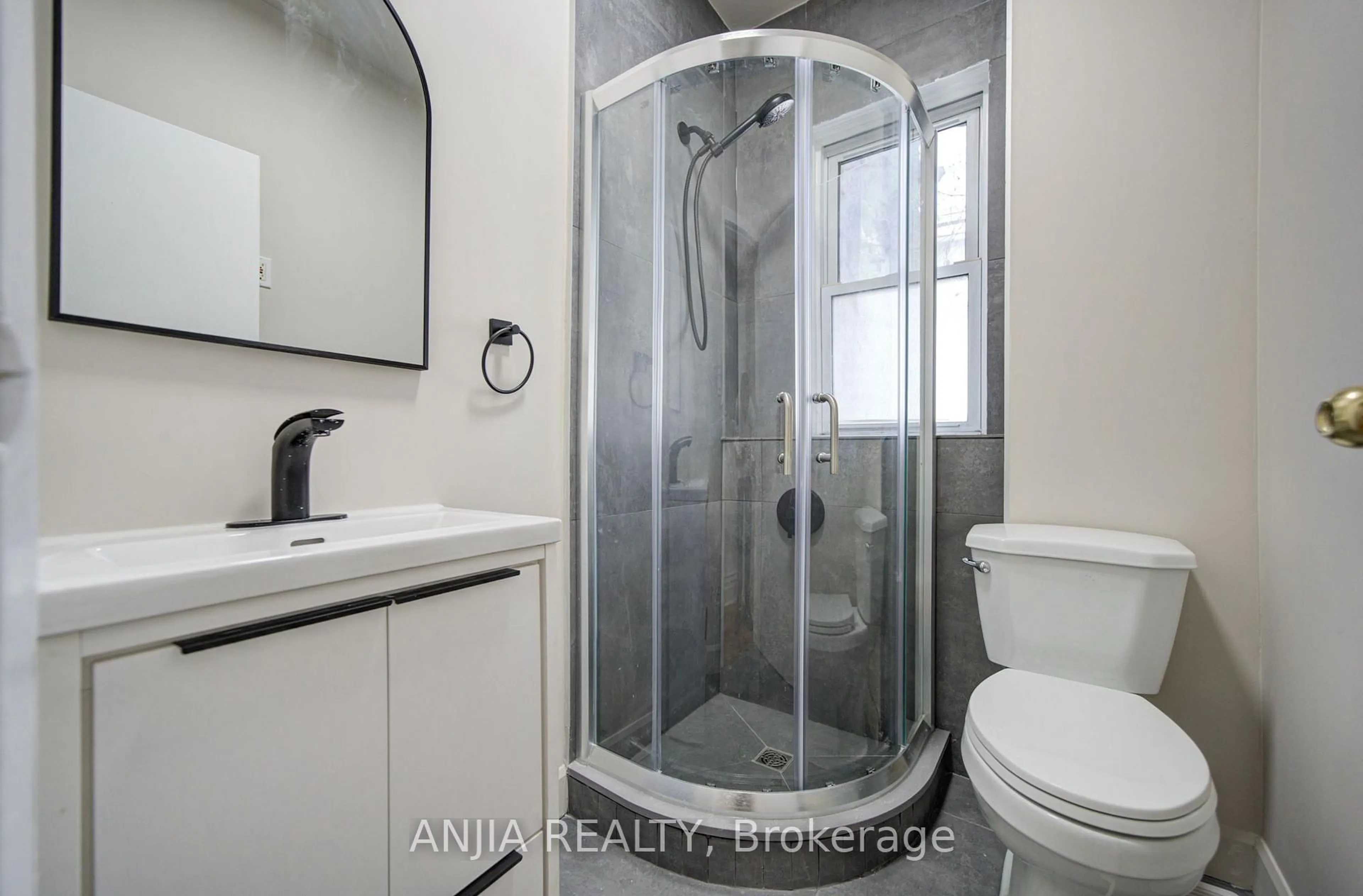 Standard bathroom, ceramic/tile floor for 1063 Dufferin St, Toronto Ontario M6H 4B5
