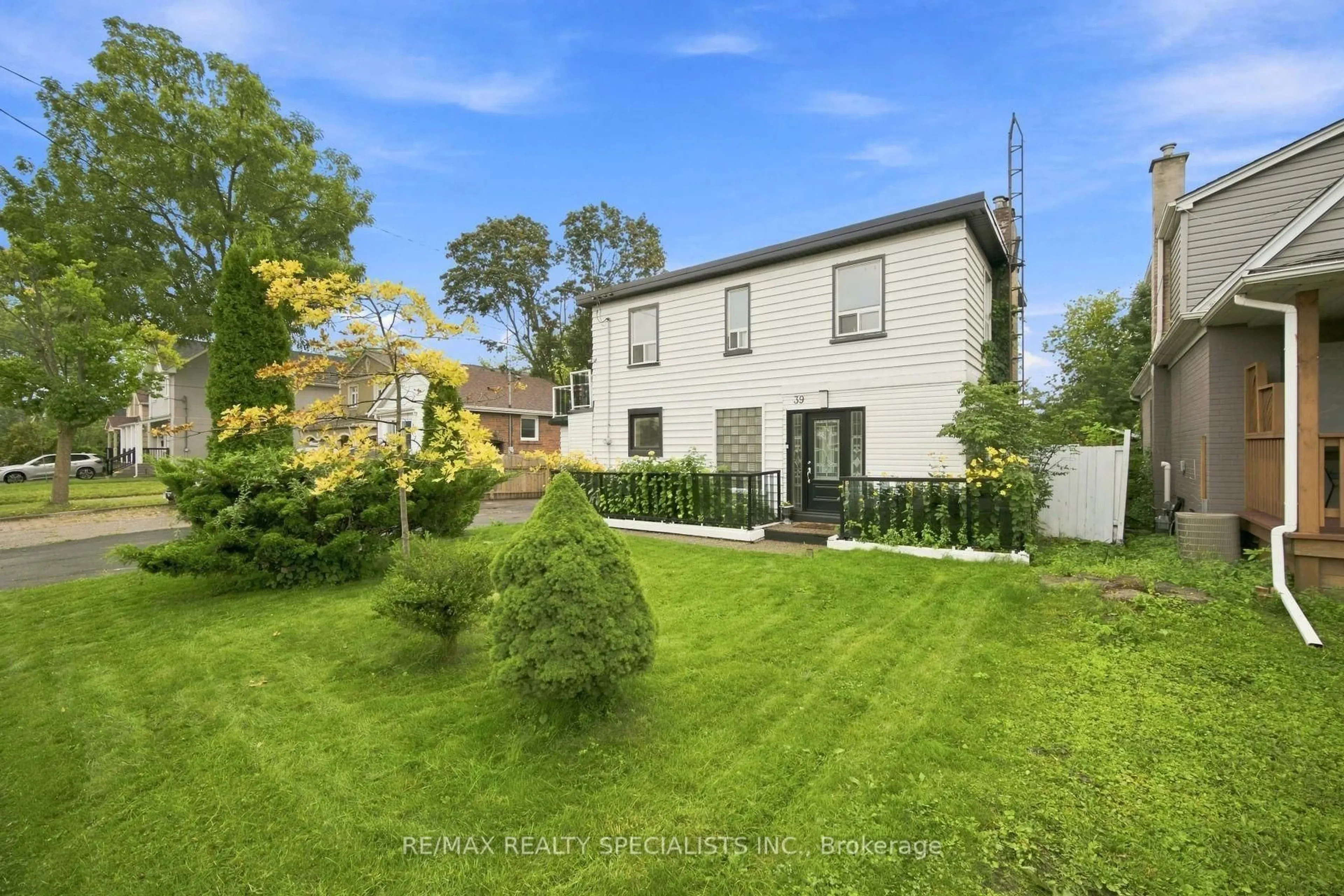 A pic from outside/outdoor area/front of a property/back of a property/a pic from drone, street for 39 Macdonald St, Toronto Ontario M8V 1Y3