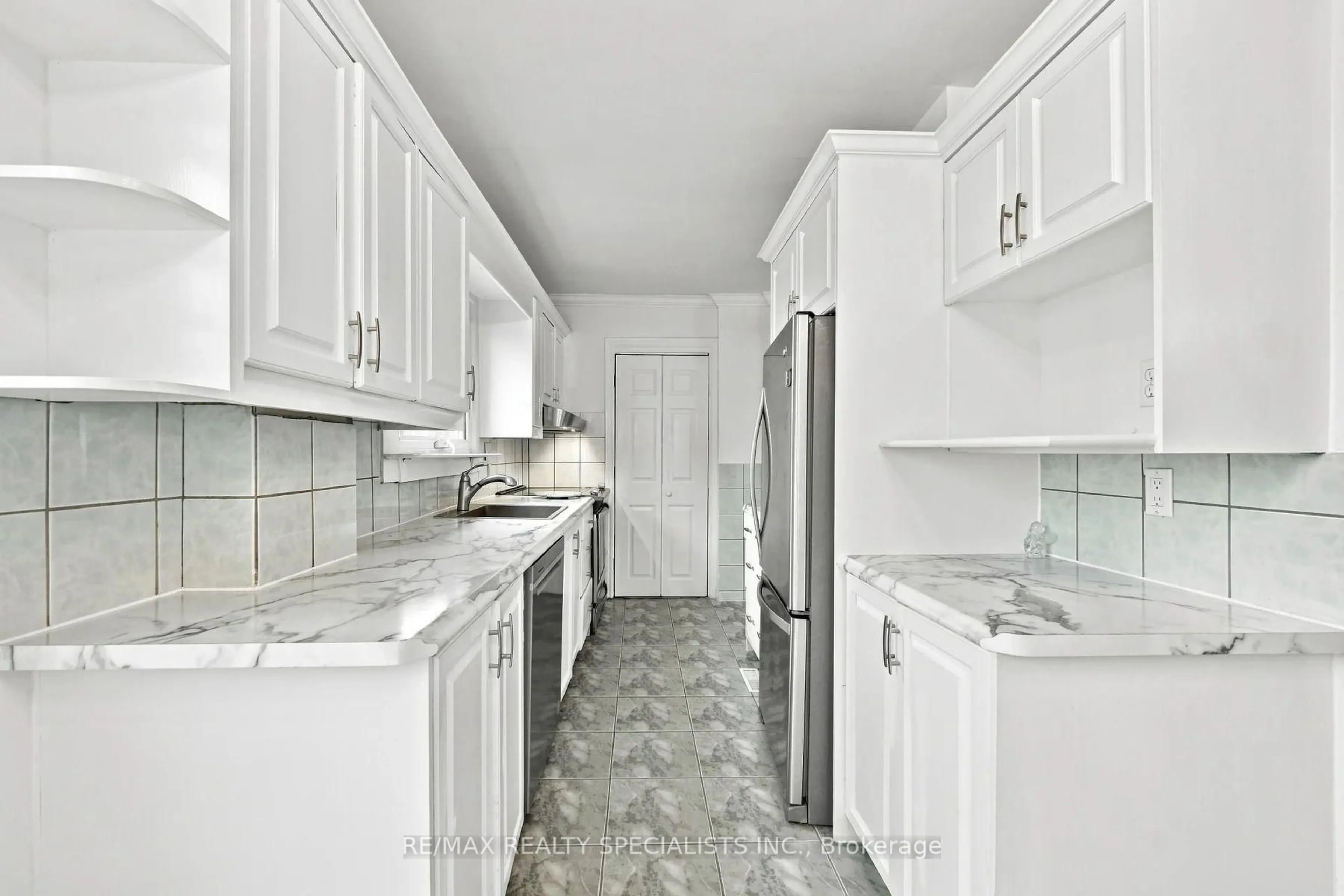 Standard kitchen, ceramic/tile floor for 39 Macdonald St, Toronto Ontario M8V 1Y3