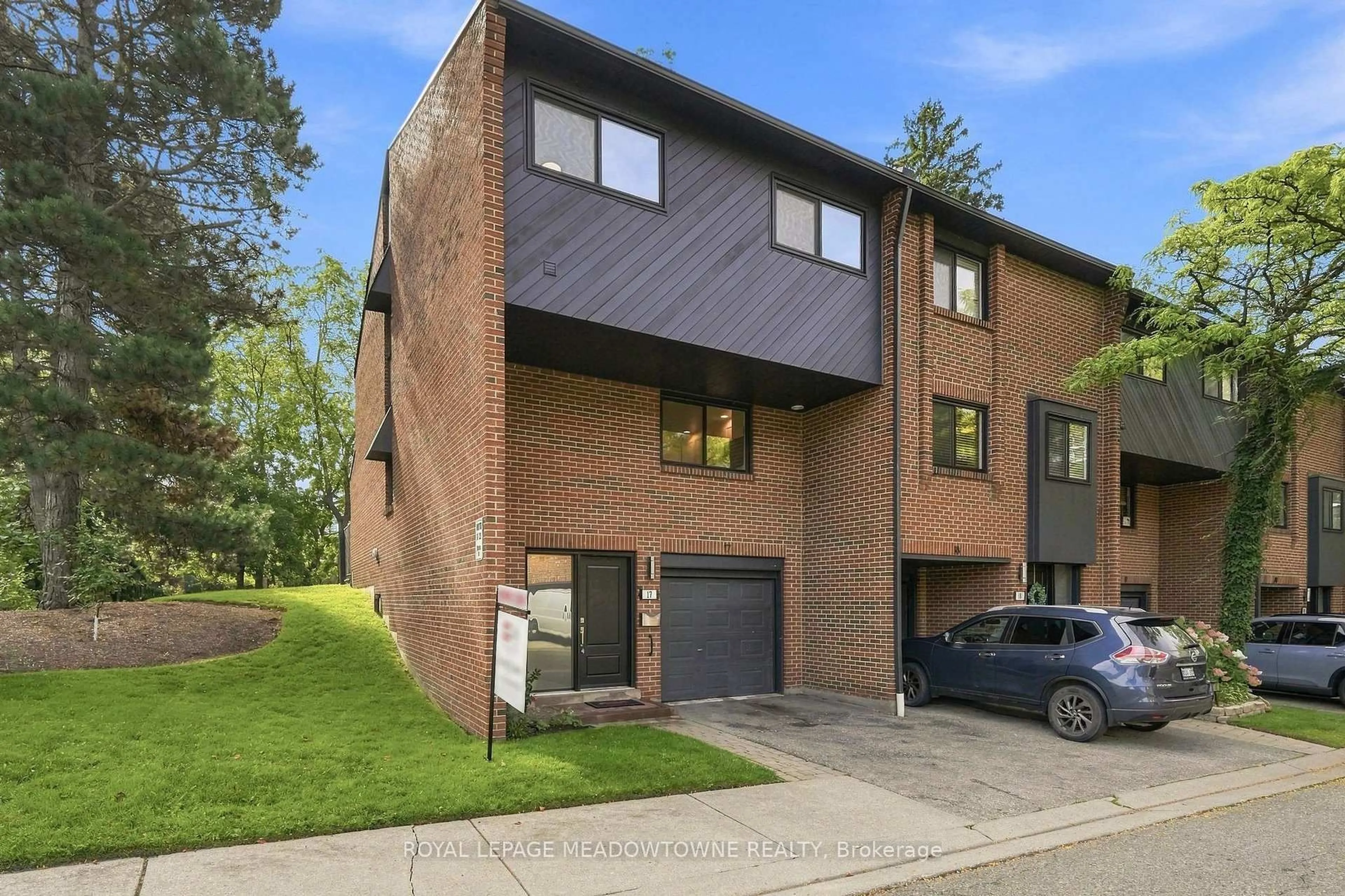 Home with brick exterior material, street for 20 Mineola Rd #17, Mississauga Ontario L5G 4N9
