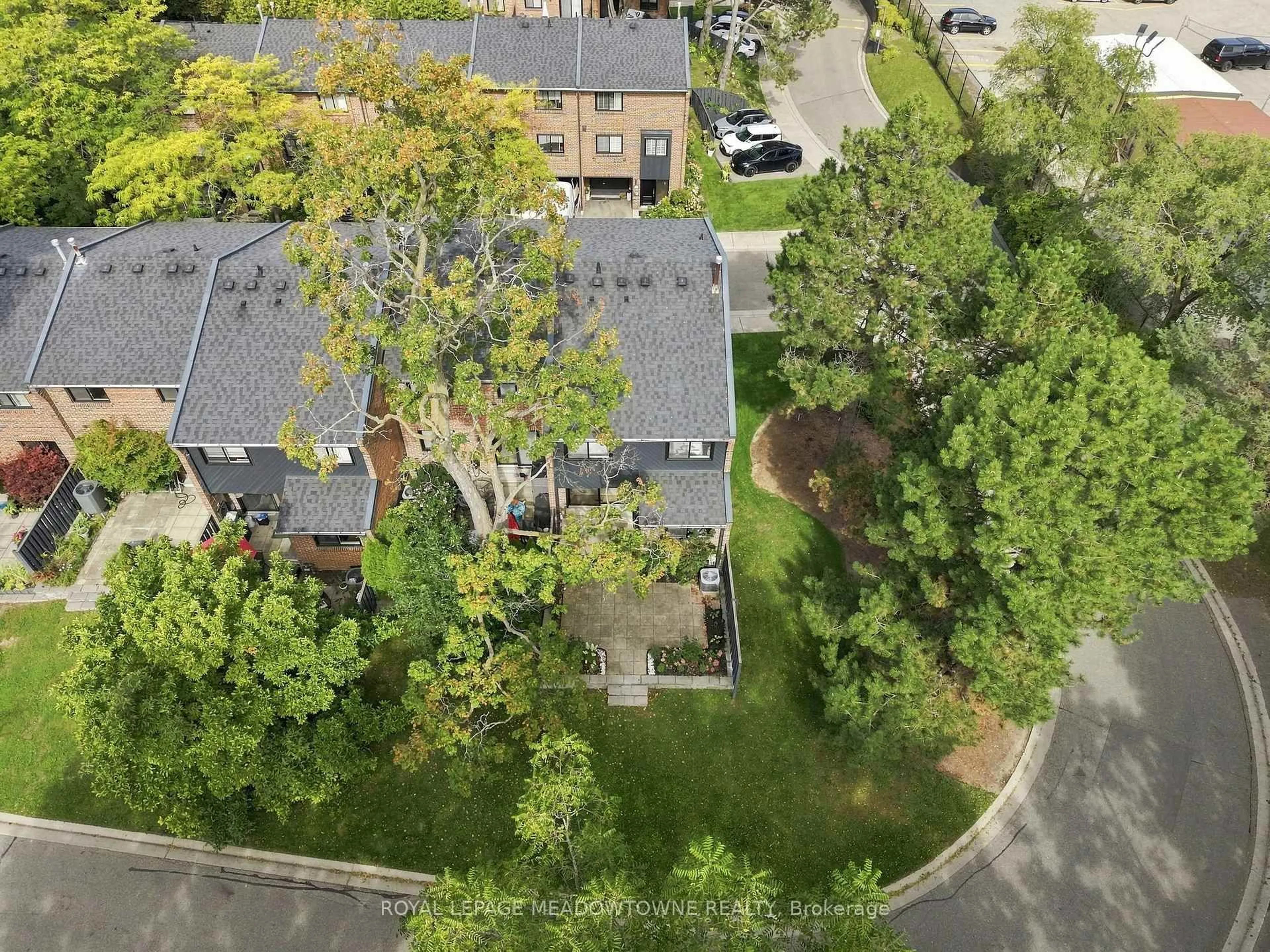A pic from outside/outdoor area/front of a property/back of a property/a pic from drone, street for 20 Mineola Rd #17, Mississauga Ontario L5G 4N9