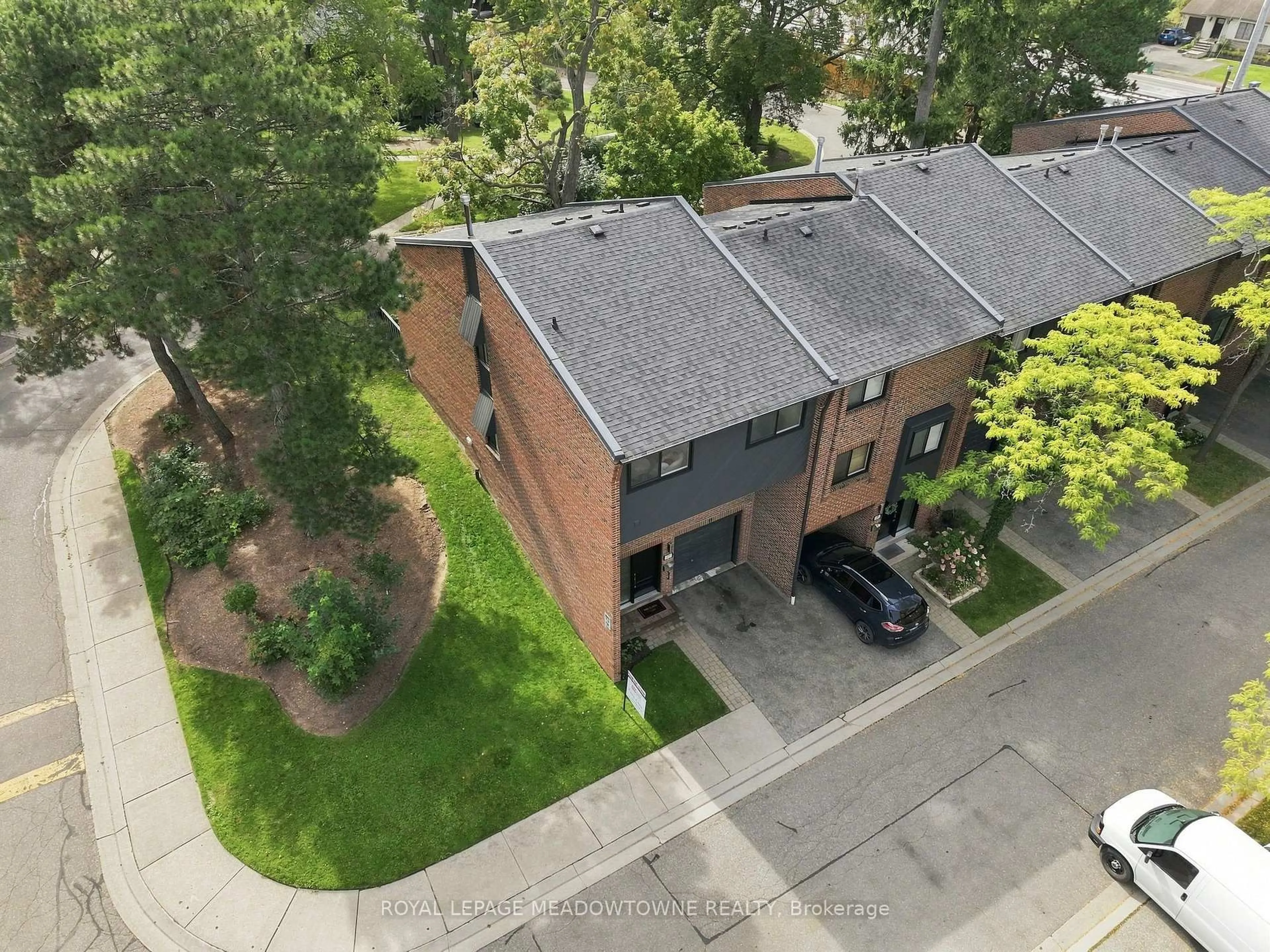 A pic from outside/outdoor area/front of a property/back of a property/a pic from drone, unknown for 20 Mineola Rd #17, Mississauga Ontario L5G 4N9