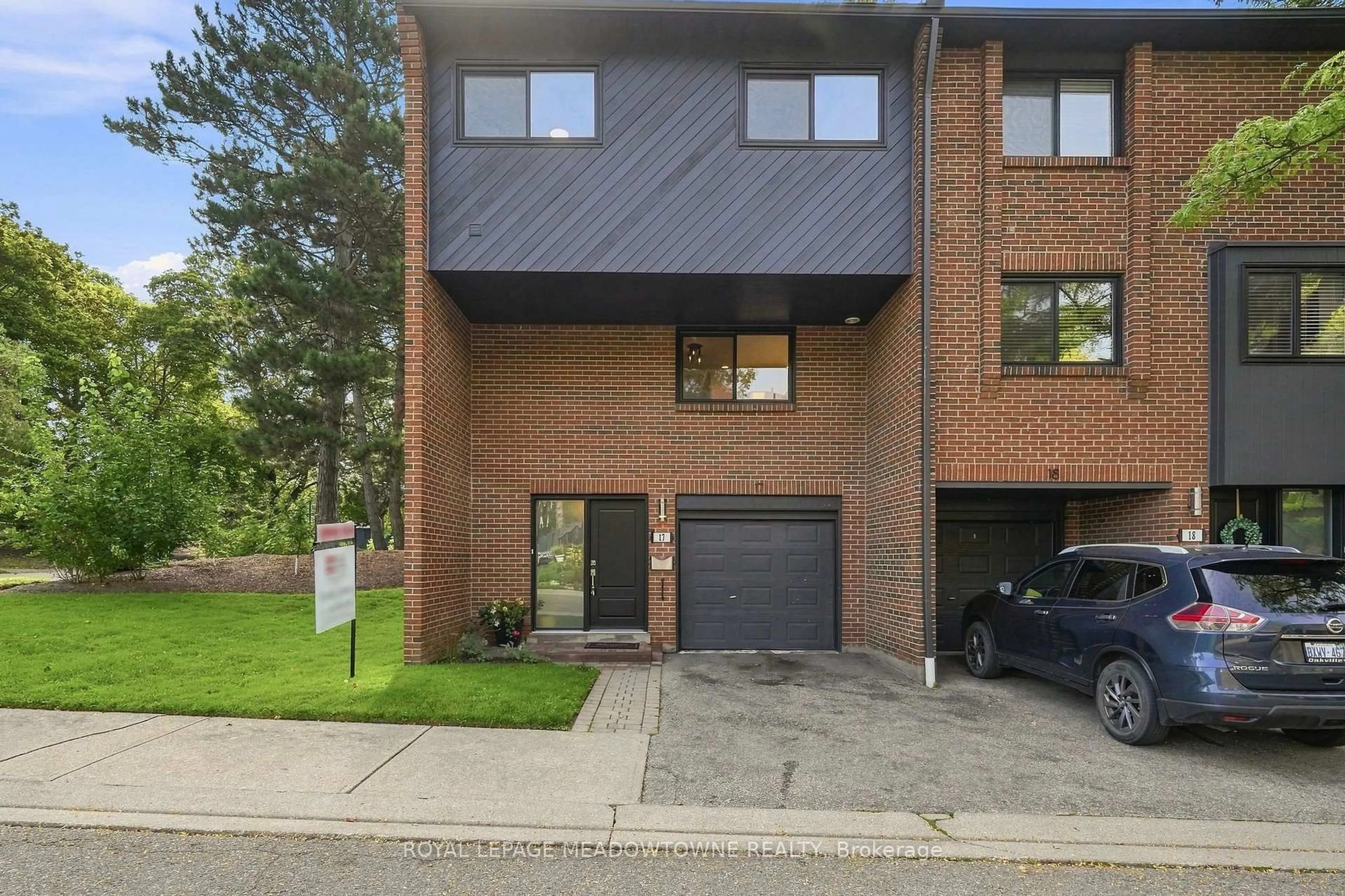 Home with brick exterior material, street for 20 Mineola Rd #17, Mississauga Ontario L5G 4N9