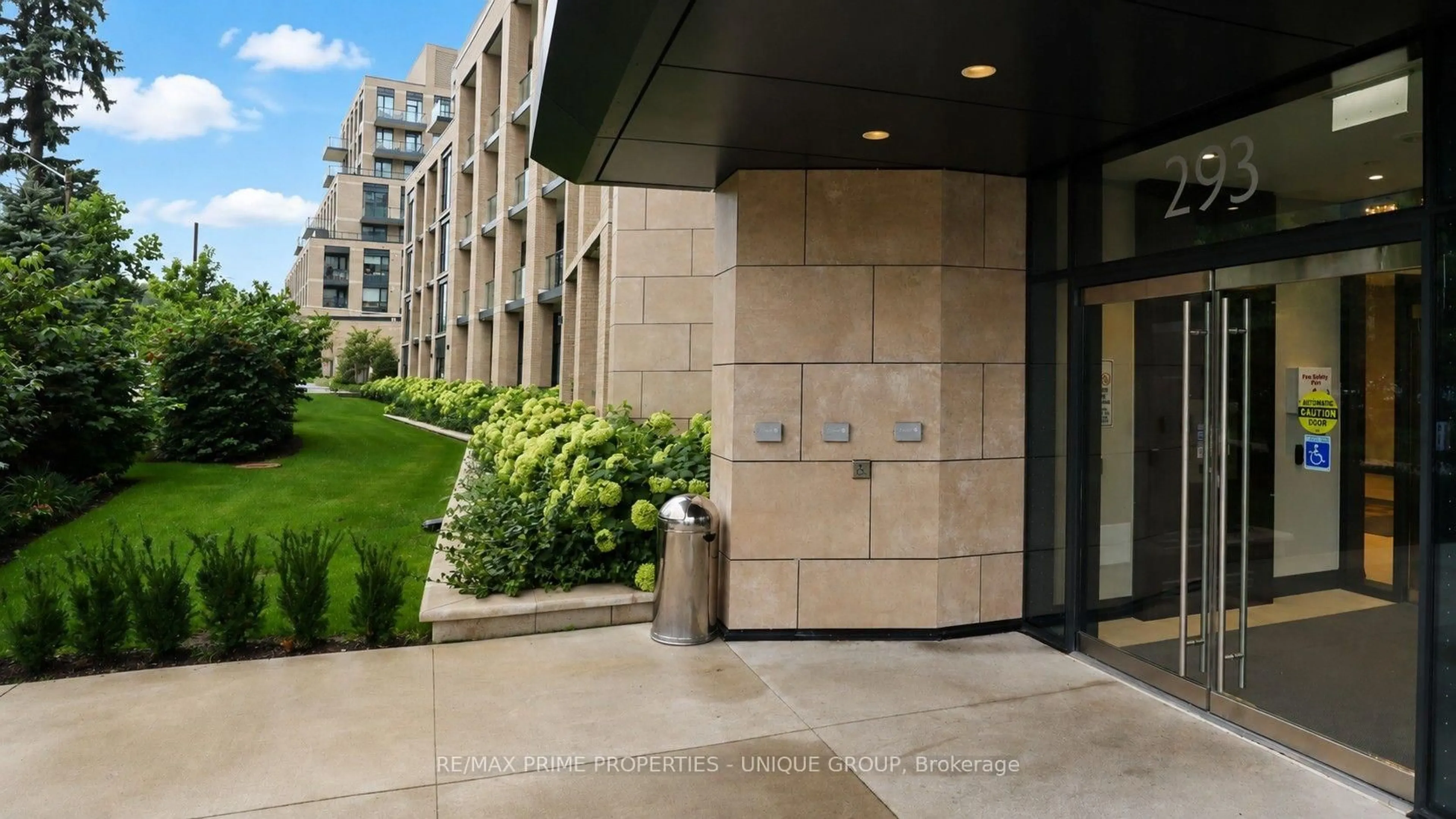 Indoor foyer for 293 The Kingsway #412, Toronto Ontario M9K 3A9