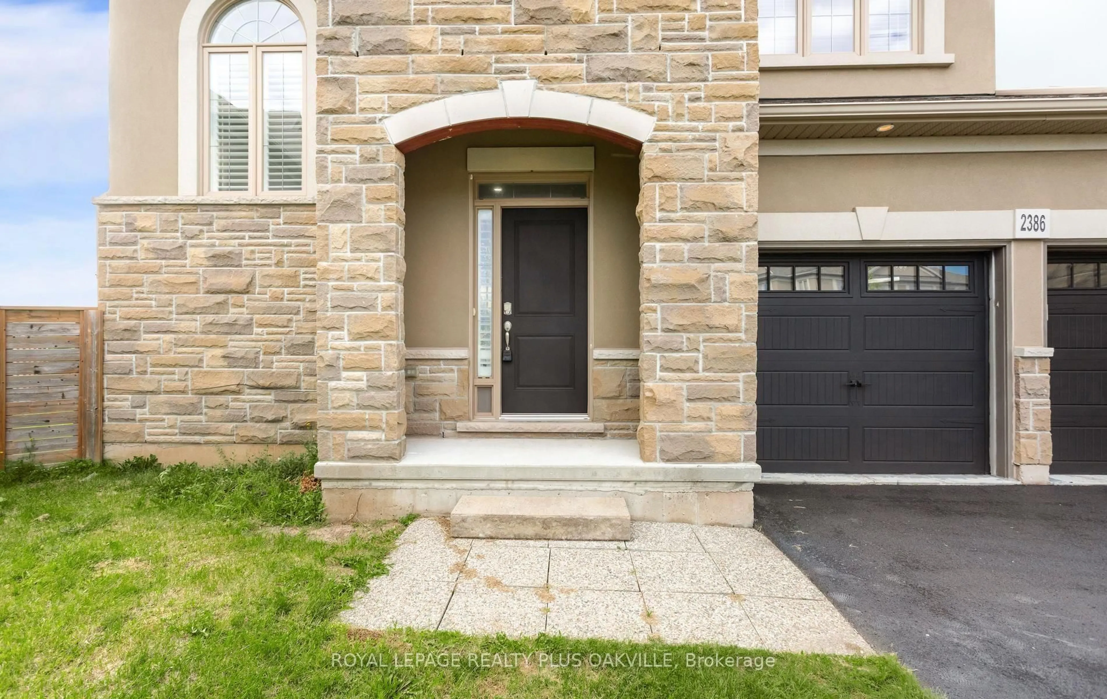 Indoor entryway for 2386 Natasha Circ, Oakville Ontario L6M 1P2
