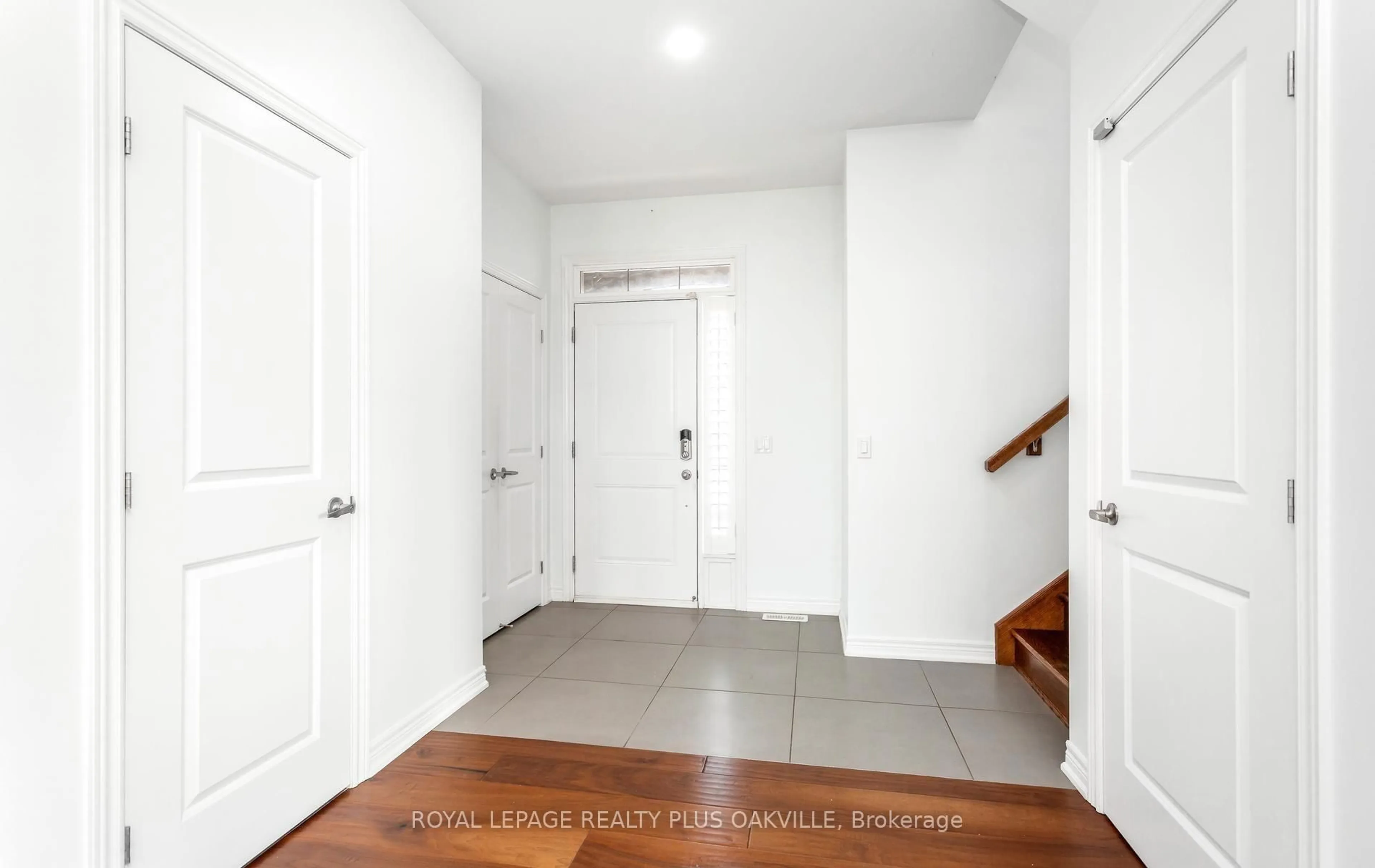 Indoor entryway for 2386 Natasha Circ, Oakville Ontario L6M 1P2