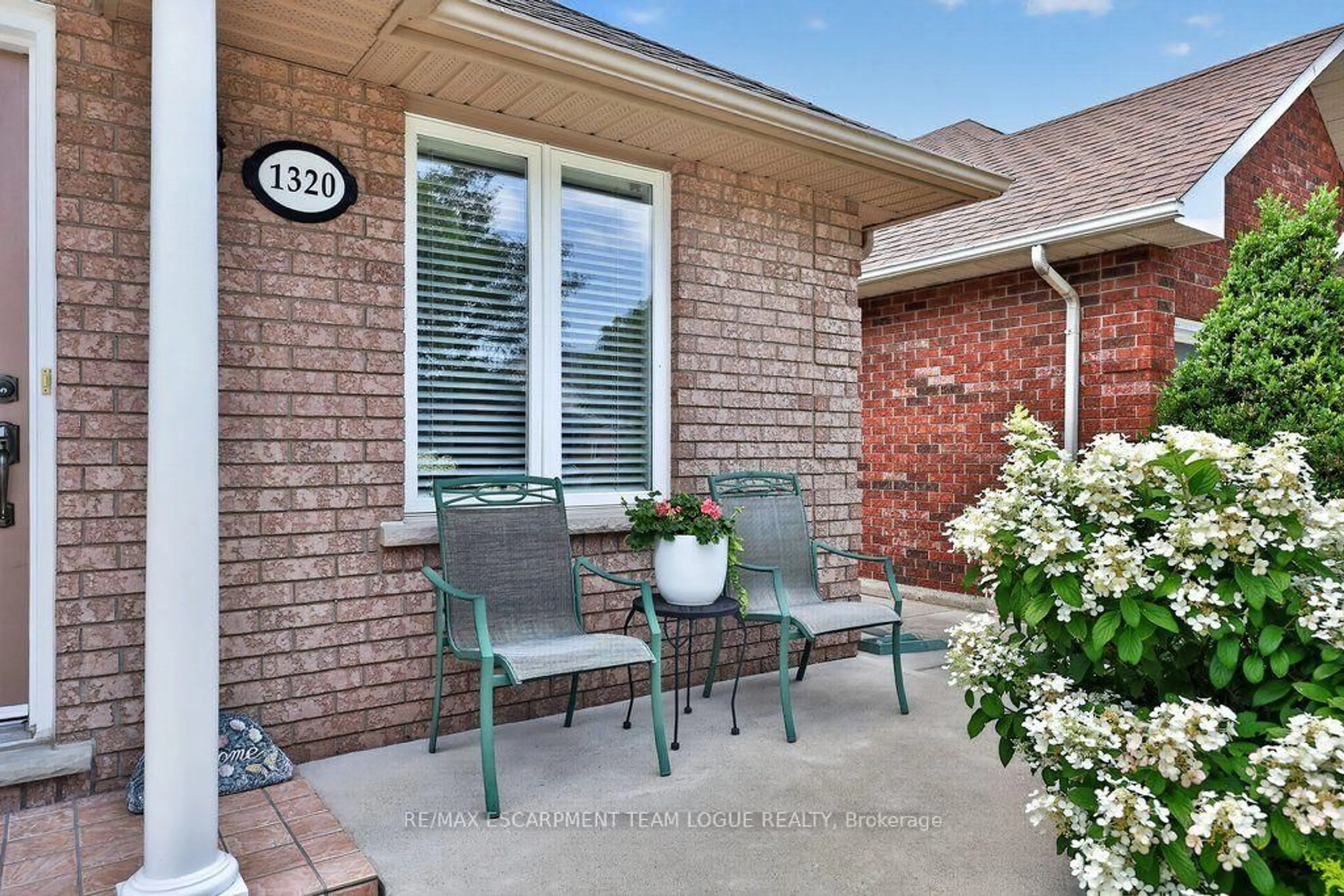 Patio, street for 1320 Burkholder Dr, Burlington Ontario L7M 4V6