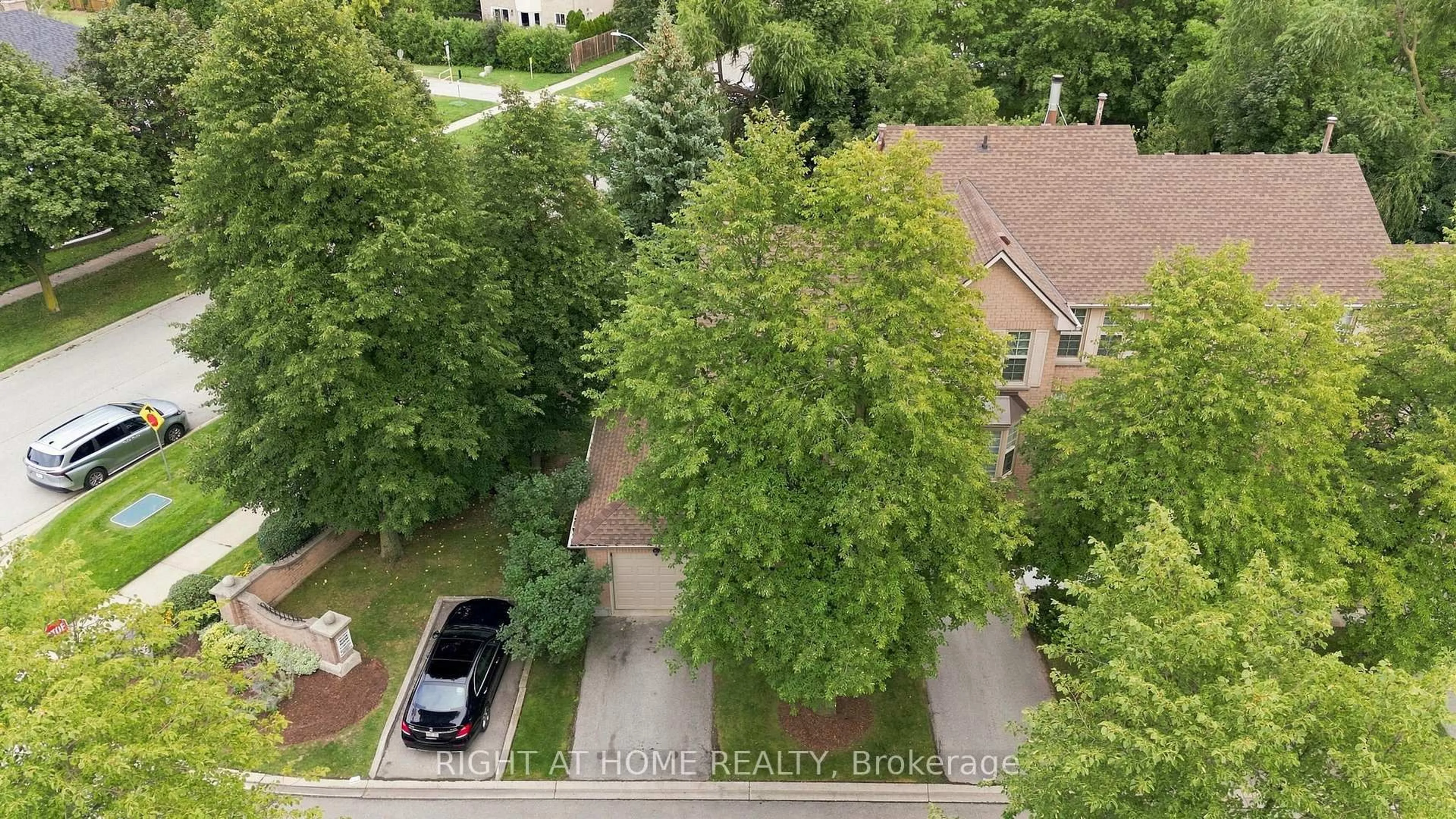 A pic from outside/outdoor area/front of a property/back of a property/a pic from drone, city buildings view from balcony for 2272 Mowat Ave #44, Oakville Ontario L6H 5L8