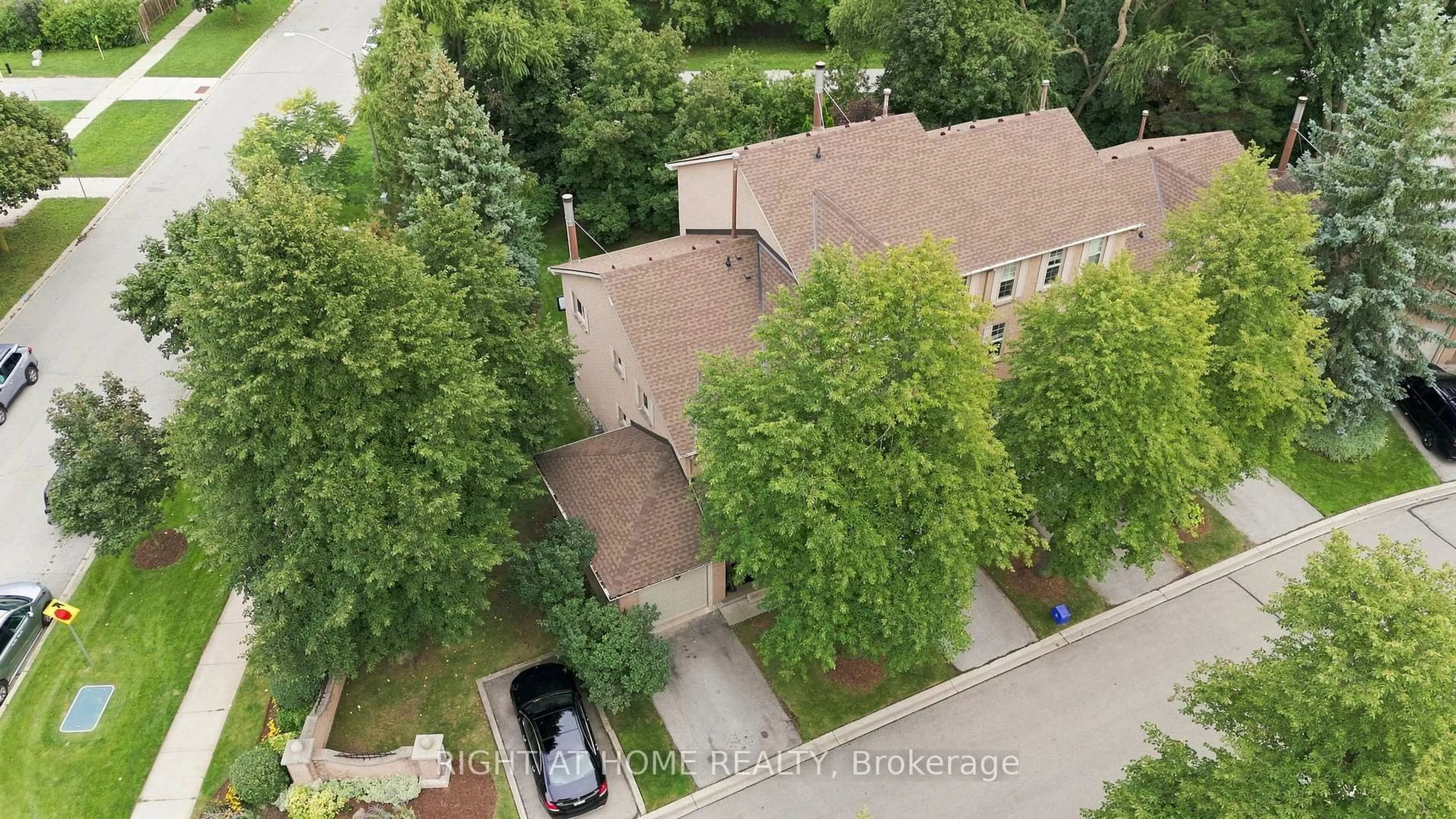 A pic from outside/outdoor area/front of a property/back of a property/a pic from drone, street for 2272 Mowat Ave #44, Oakville Ontario L6H 5L8