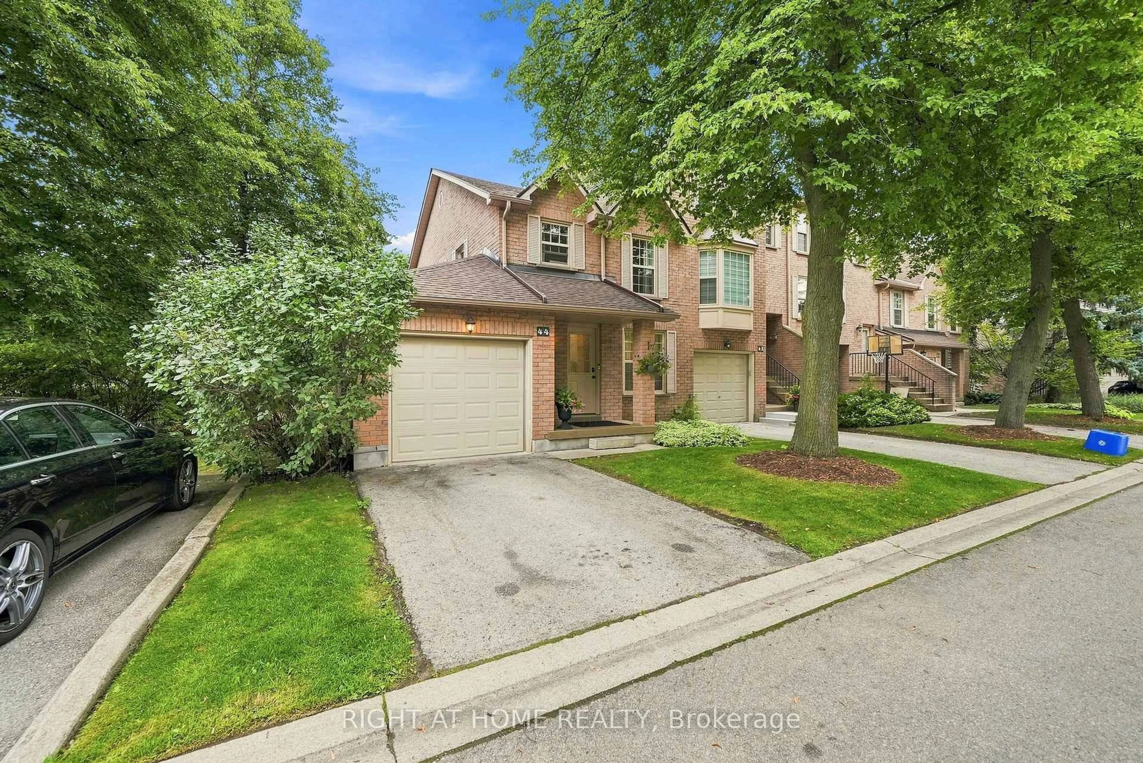A pic from outside/outdoor area/front of a property/back of a property/a pic from drone, street for 2272 Mowat Ave #44, Oakville Ontario L6H 5L8