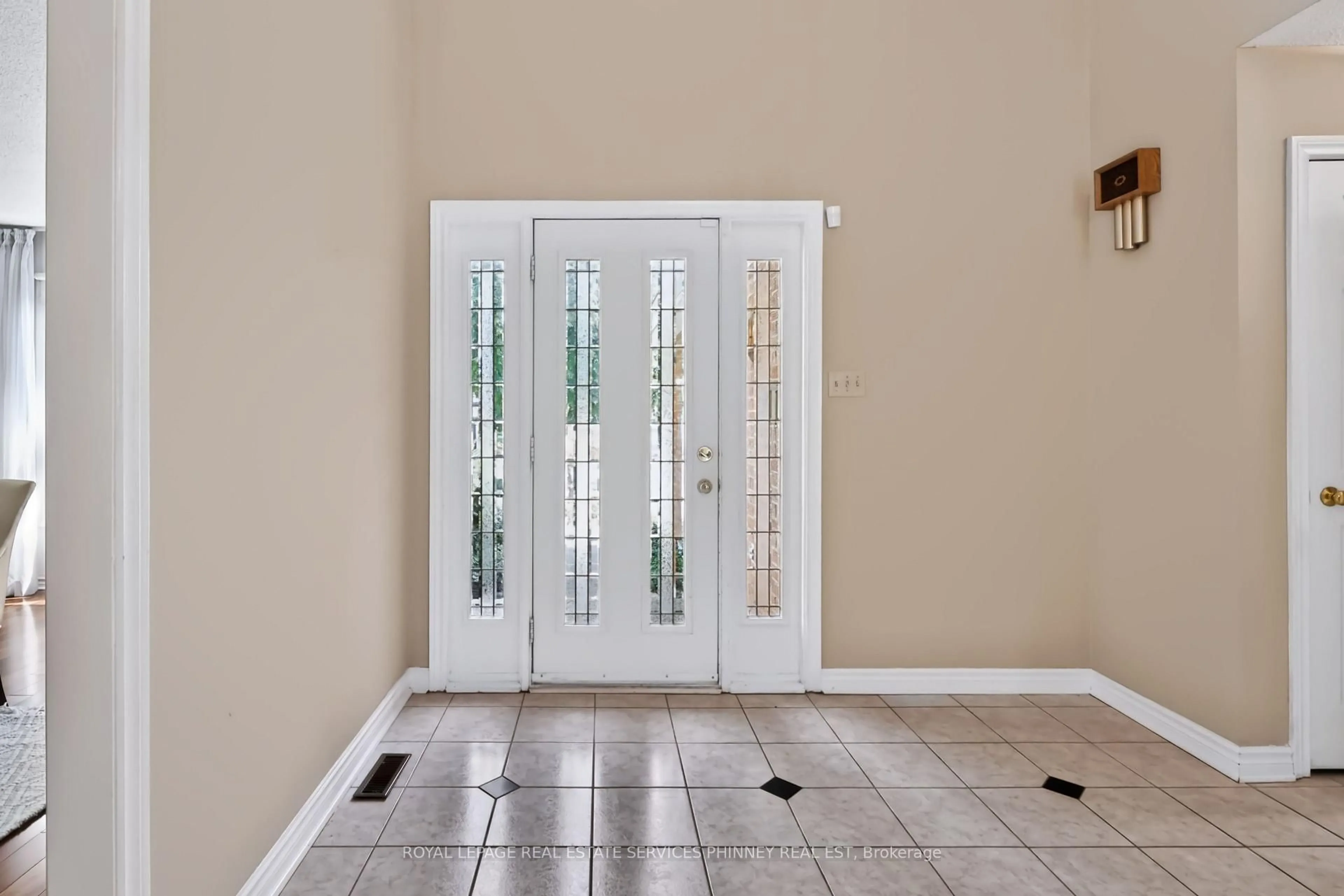 Indoor entryway for 6036 St. Ives Way, Mississauga Ontario L5N 4M1