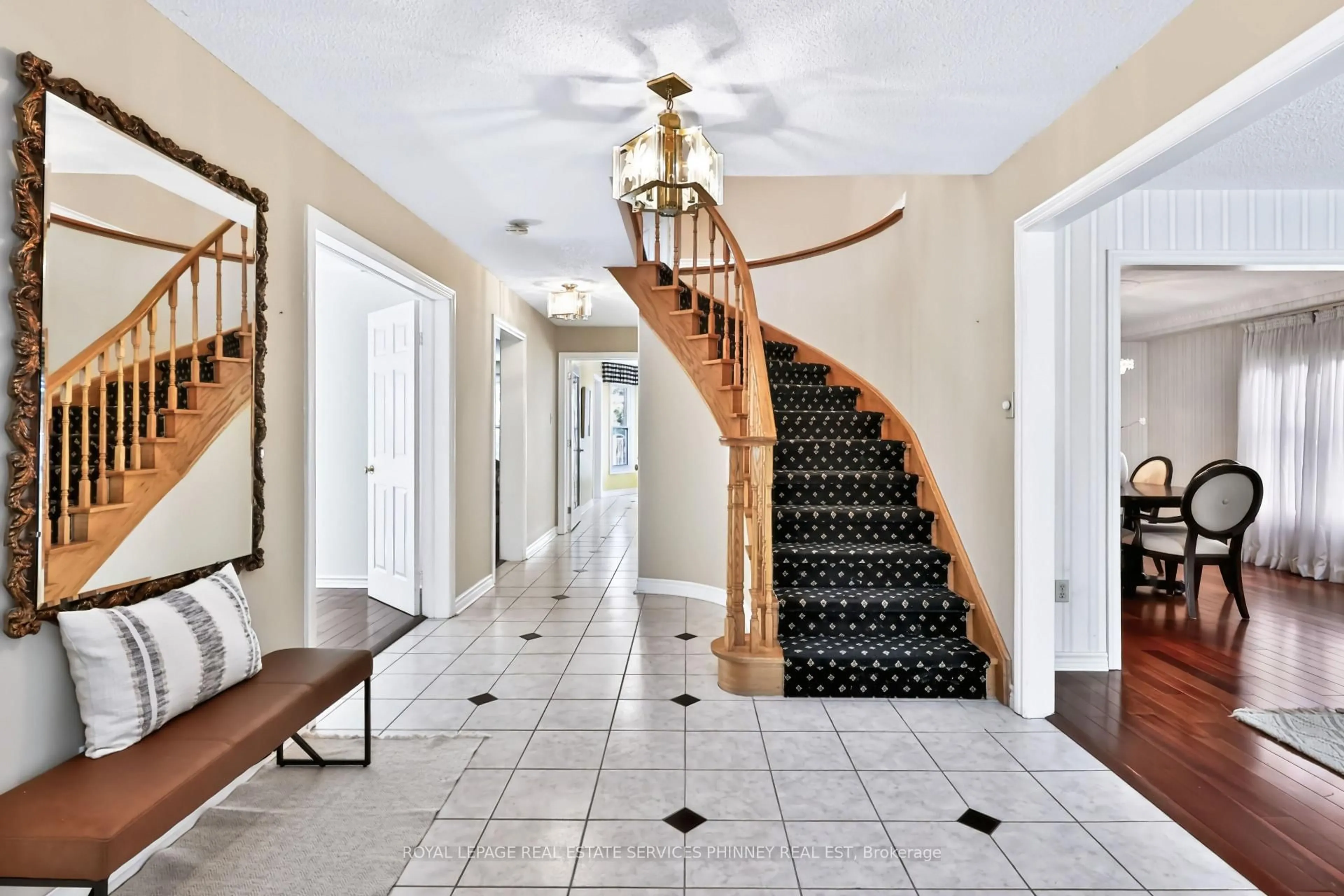 Indoor foyer for 6036 St. Ives Way, Mississauga Ontario L5N 4M1