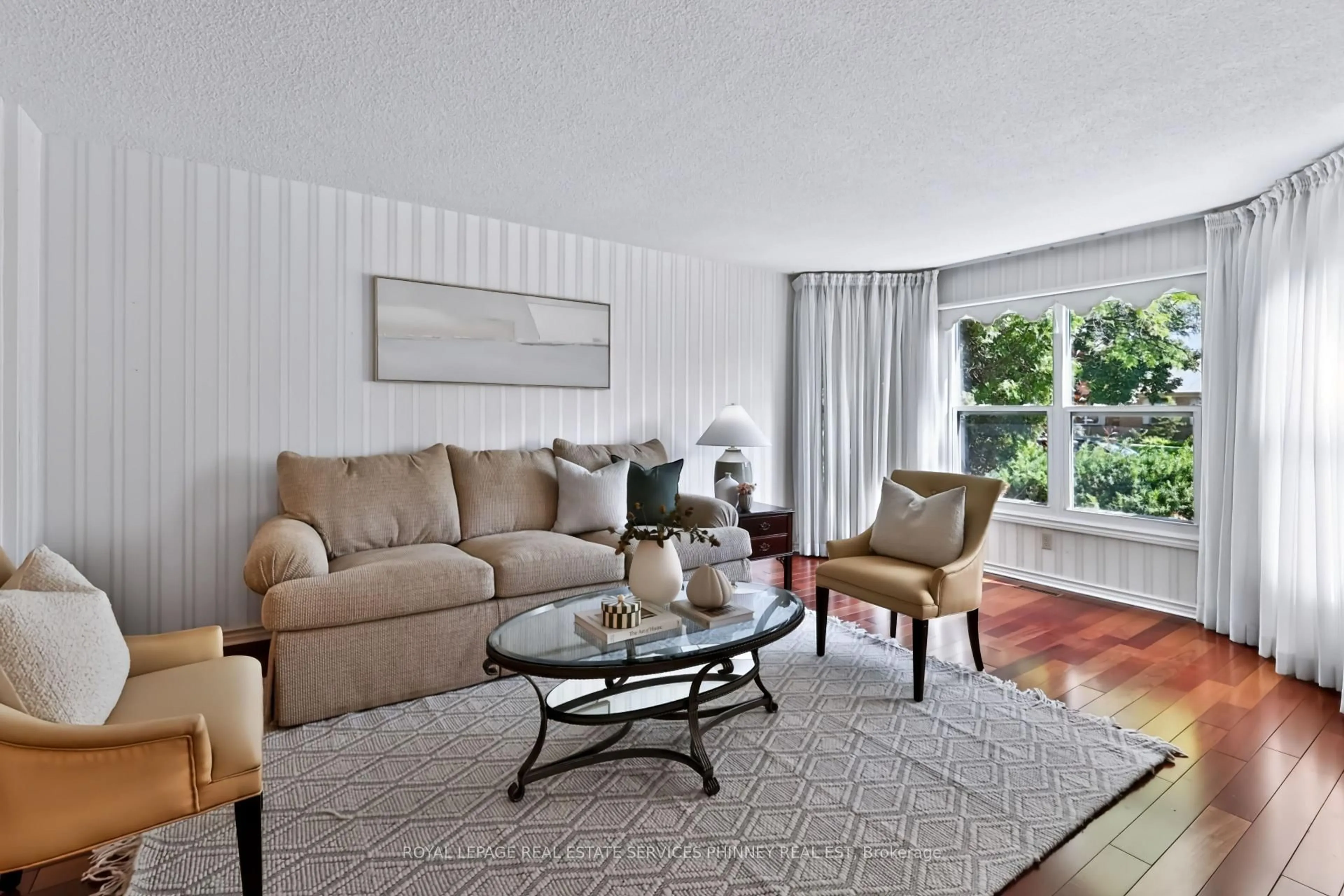 Living room with furniture, unknown for 6036 St. Ives Way, Mississauga Ontario L5N 4M1