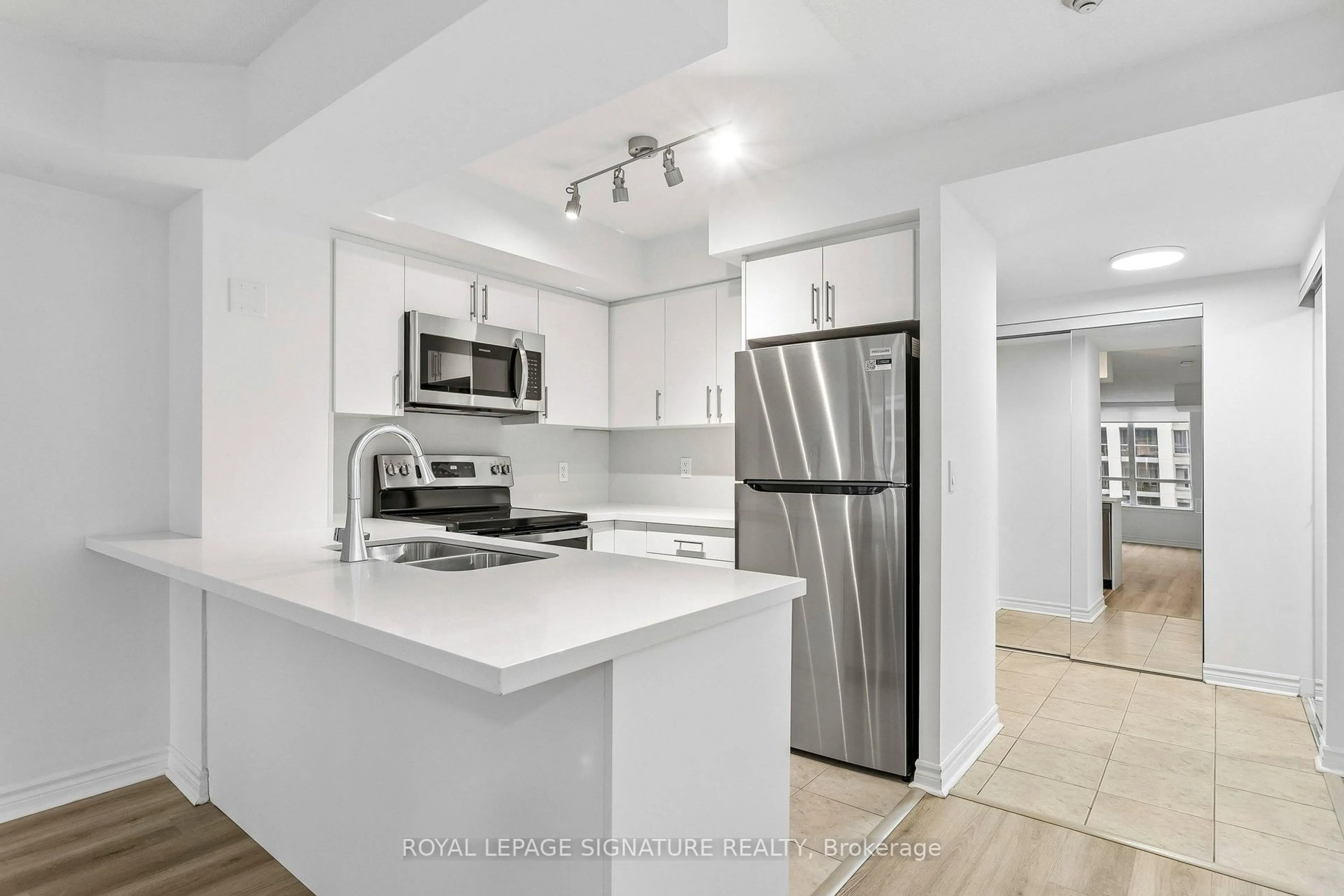 Standard kitchen, unknown for 4080 Living Arts Dr #2407, Mississauga Ontario L5B 4N3