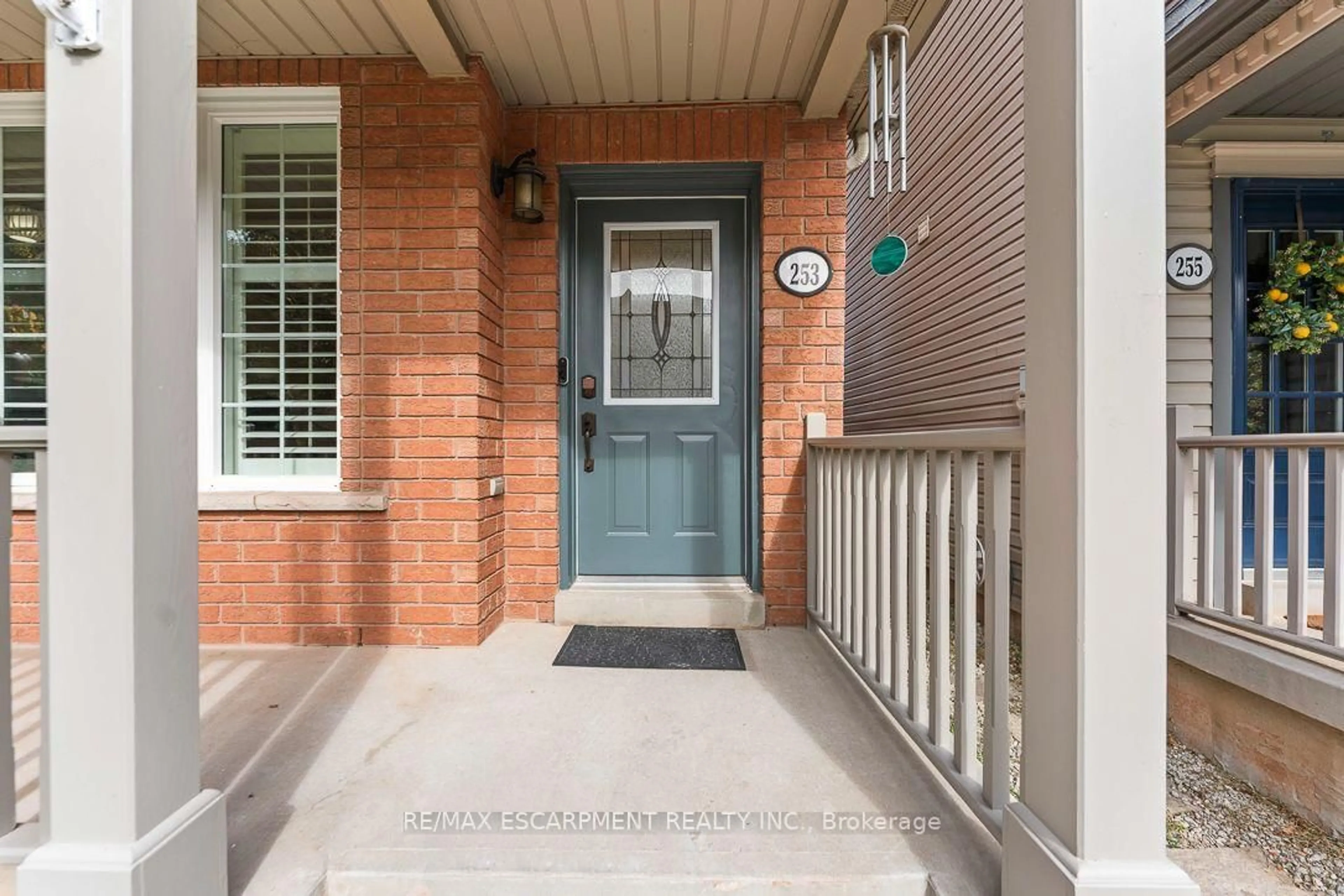 Indoor entryway for 253 Gatwick Dr, Oakville Ontario L6H 7K3