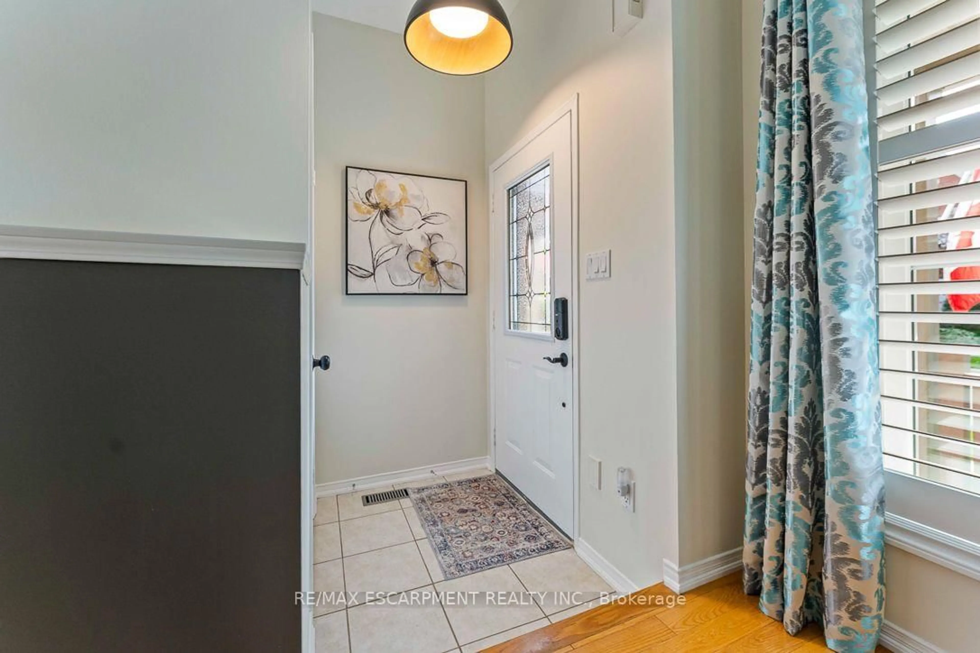 Indoor entryway for 253 Gatwick Dr, Oakville Ontario L6H 7K3
