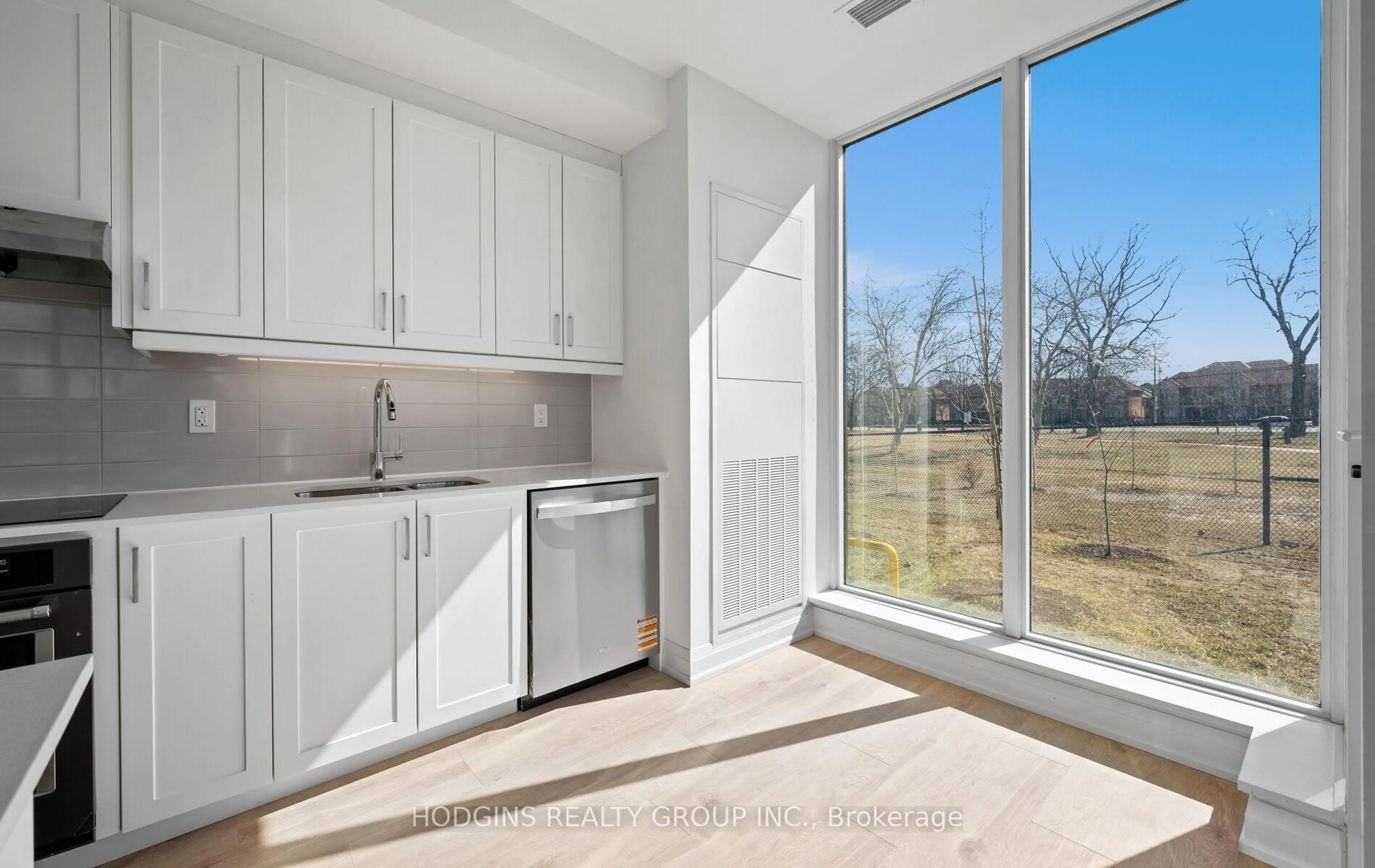 Open concept kitchen, ceramic/tile floor for 1035 Southdown Rd #106, Mississauga Ontario L5J 0A2