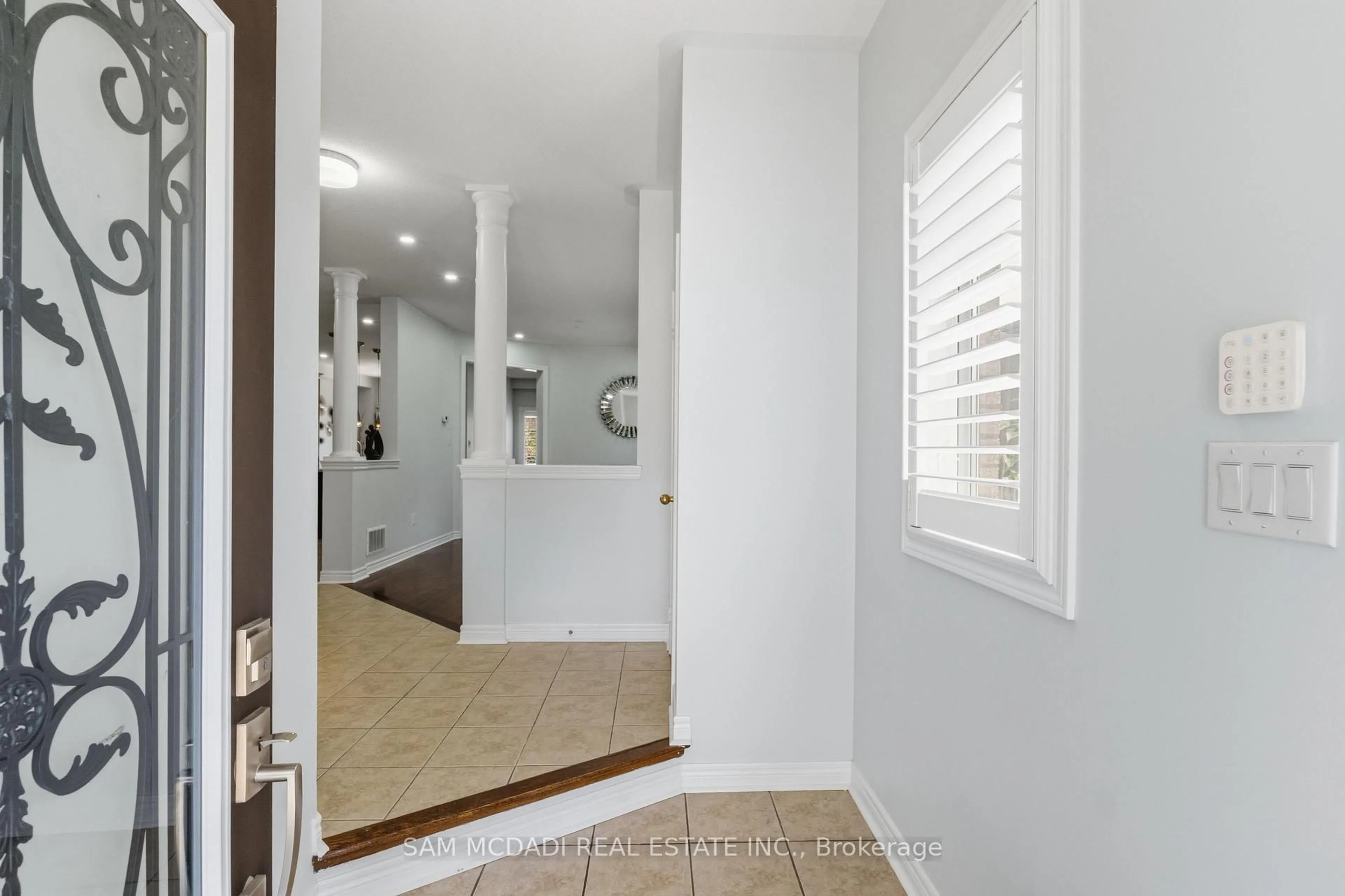 Indoor entryway for 5604 Doctor Peddle Cres, Mississauga Ontario L5M 0K6