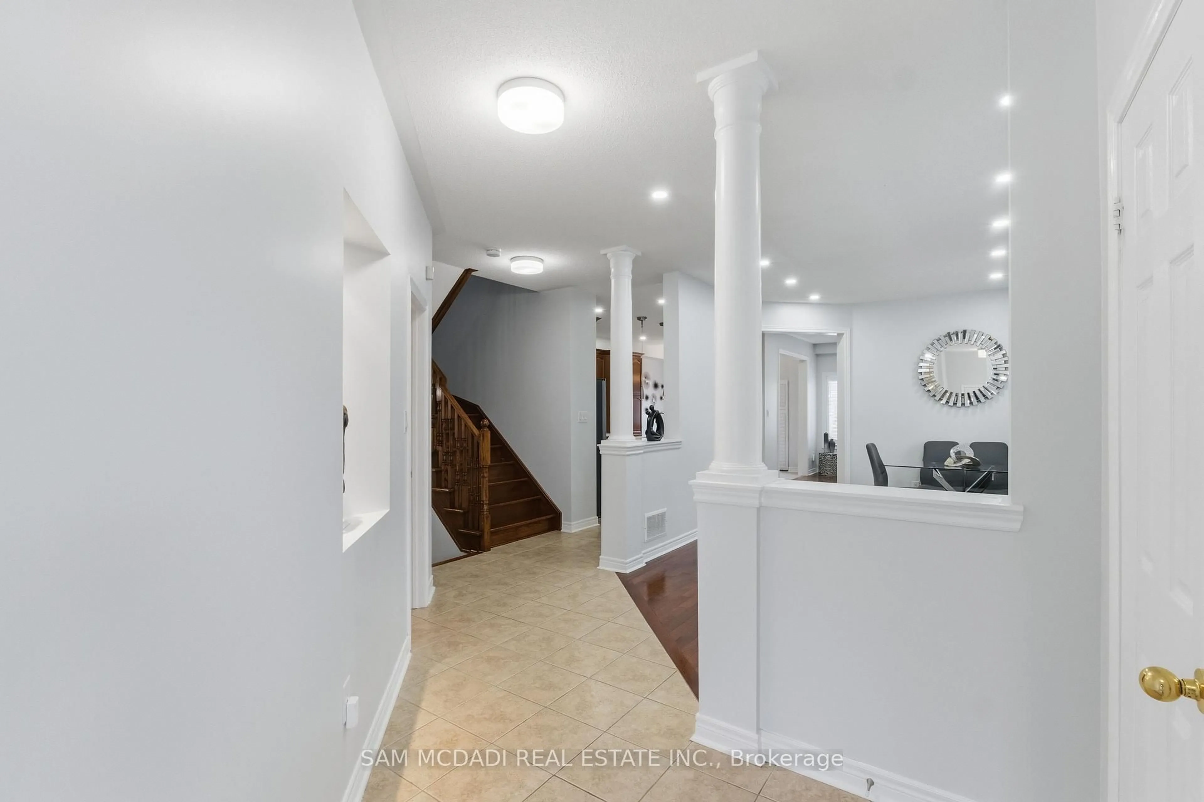 Indoor foyer for 5604 Doctor Peddle Cres, Mississauga Ontario L5M 0K6