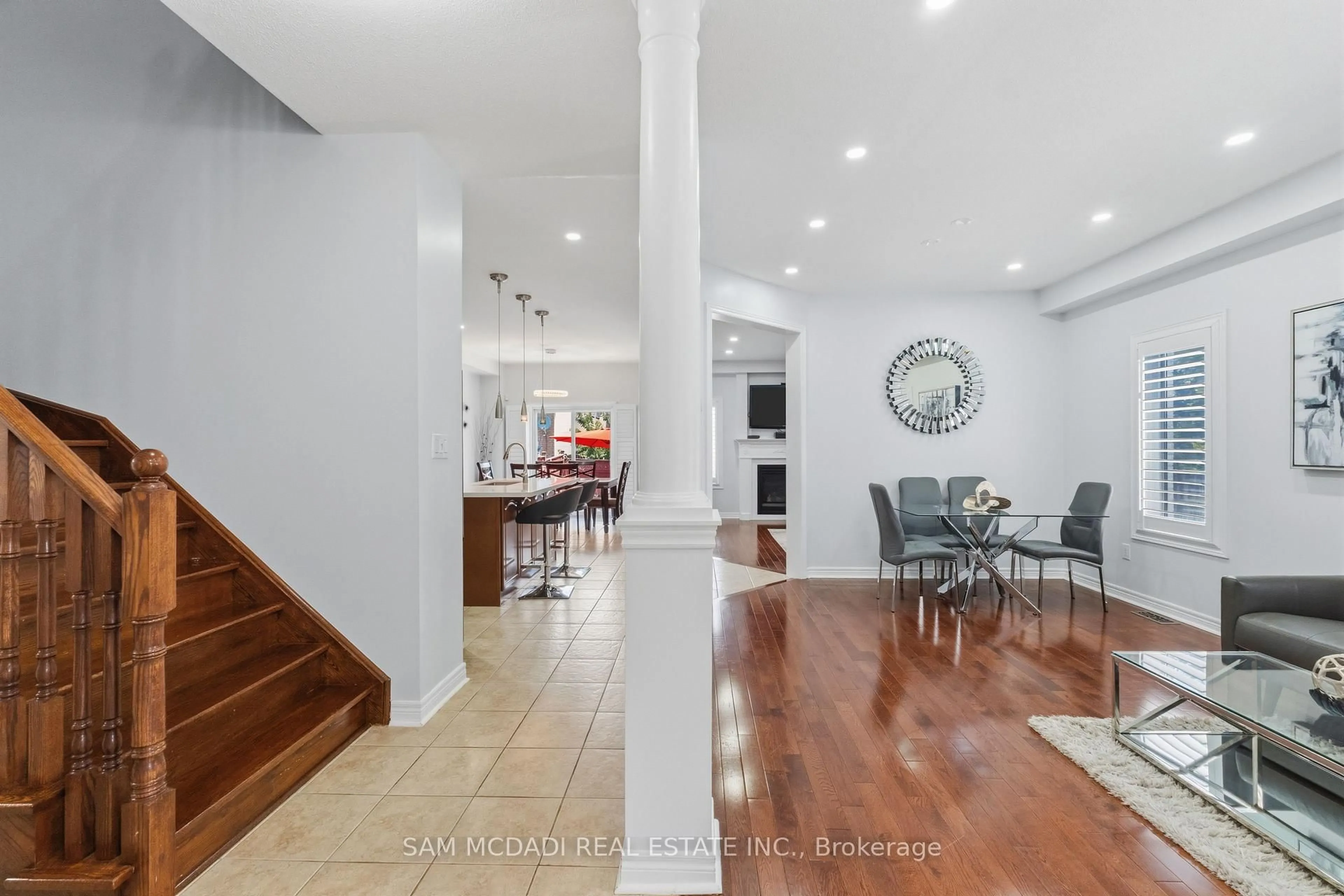 Indoor entryway for 5604 Doctor Peddle Cres, Mississauga Ontario L5M 0K6