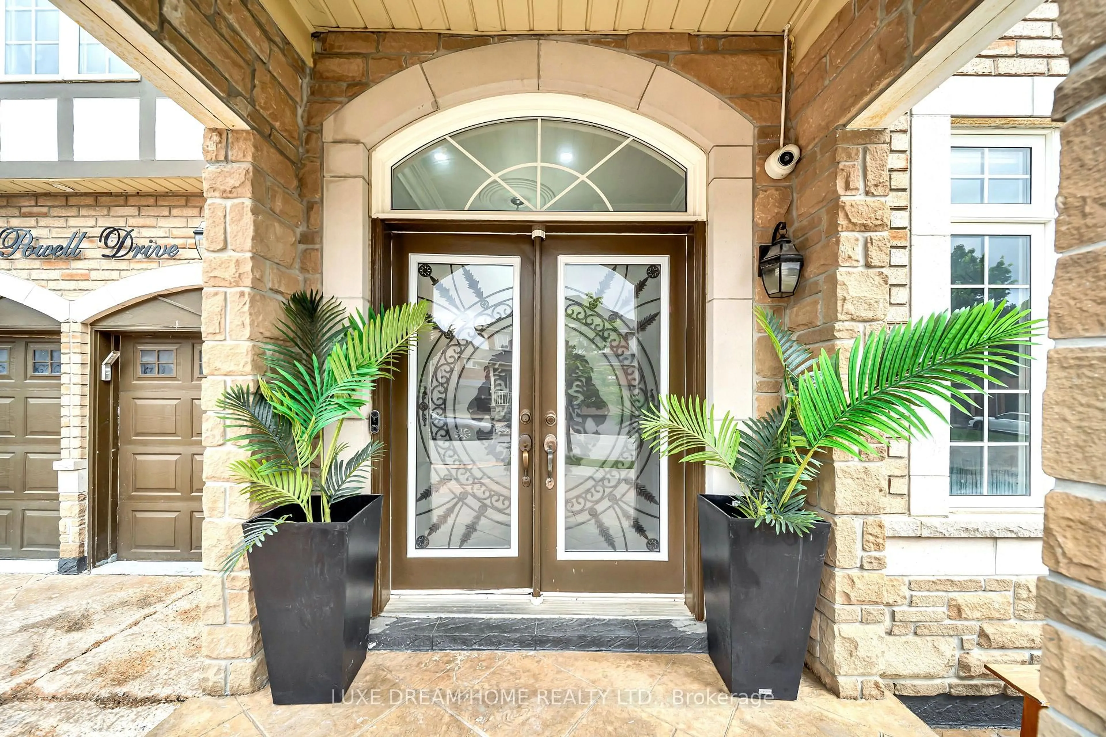 Indoor entryway for 16 Powell Dr, Brampton Ontario L6R 0L1