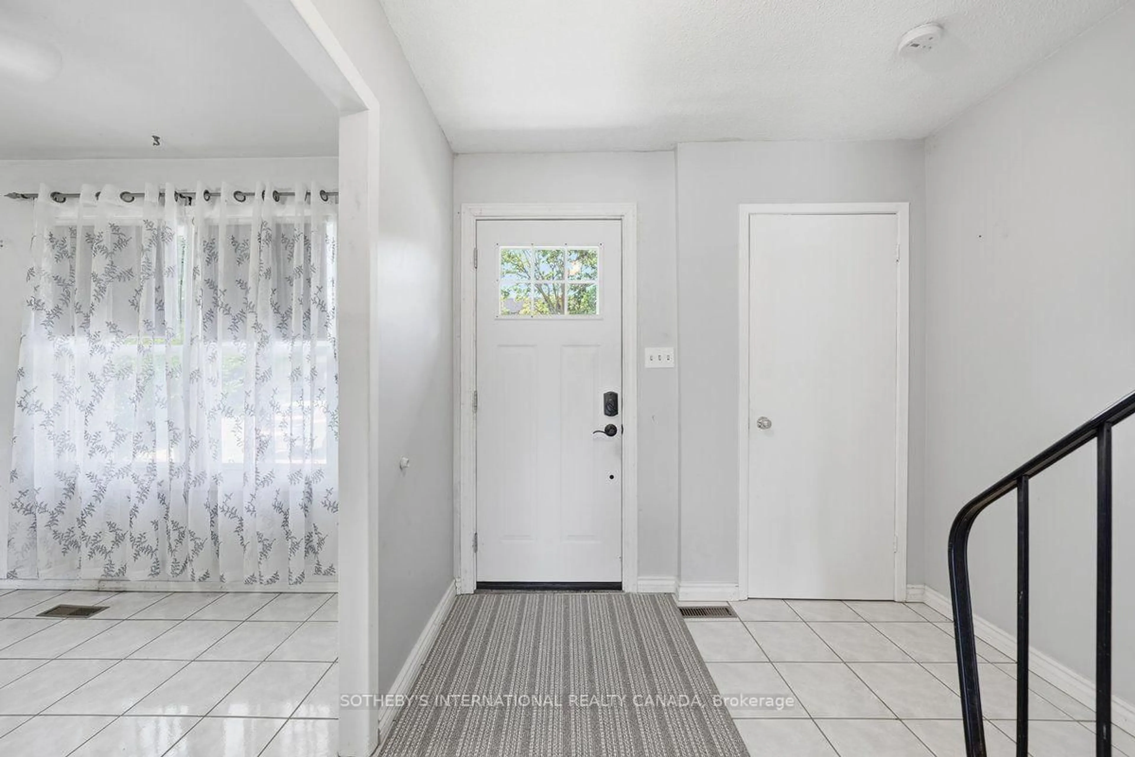 Indoor entryway for 120 Falconer Dr #34, Mississauga Ontario L5N 1P5