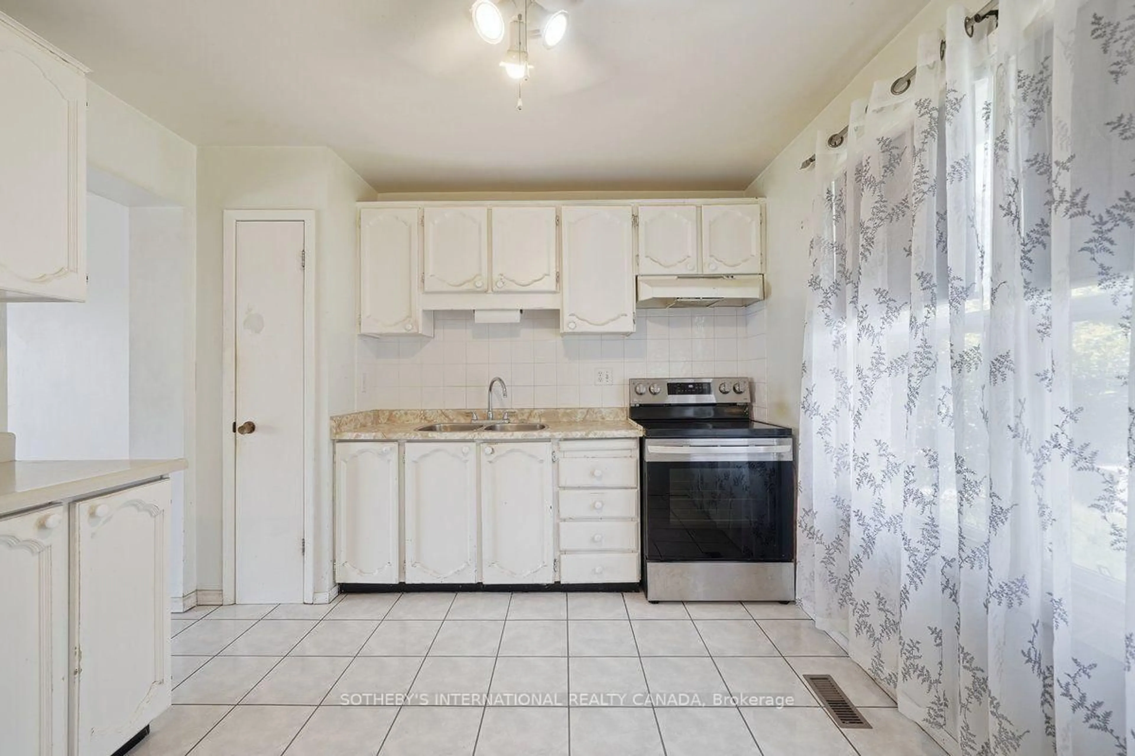 Standard kitchen, unknown for 120 Falconer Dr #34, Mississauga Ontario L5N 1P5