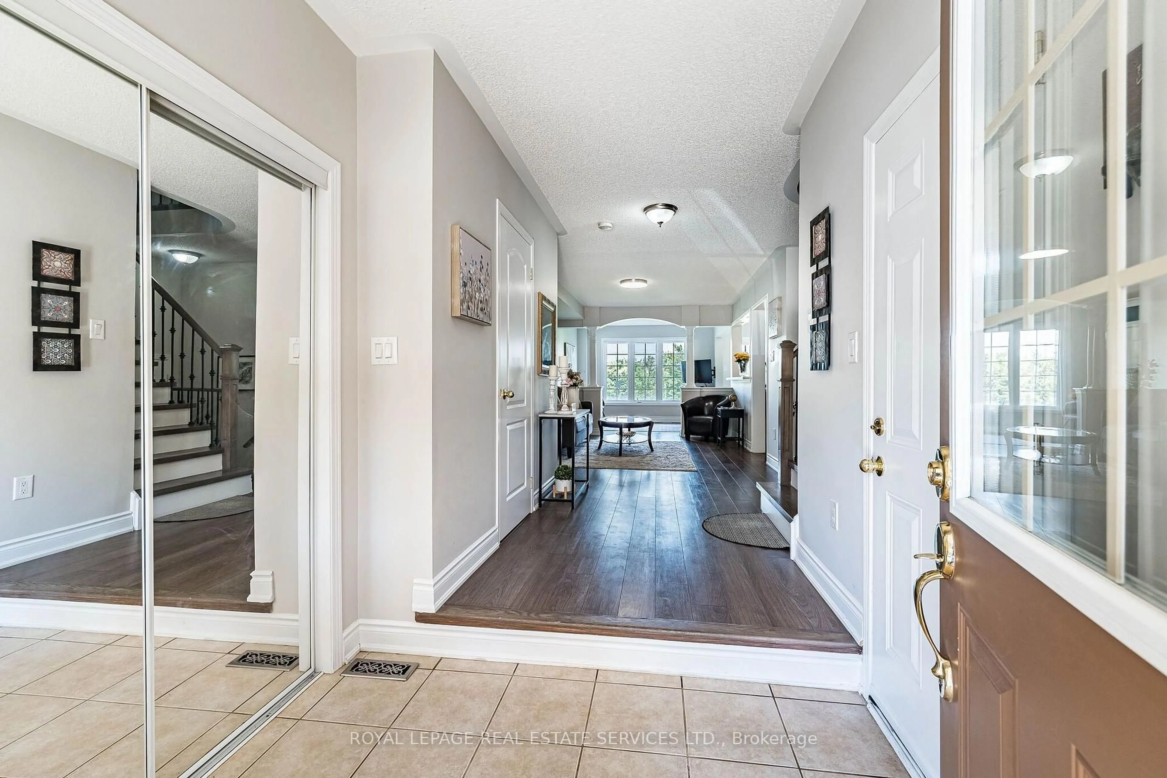 Indoor entryway for 26 Bay Breeze Dr, Brampton Ontario L6R 0M1