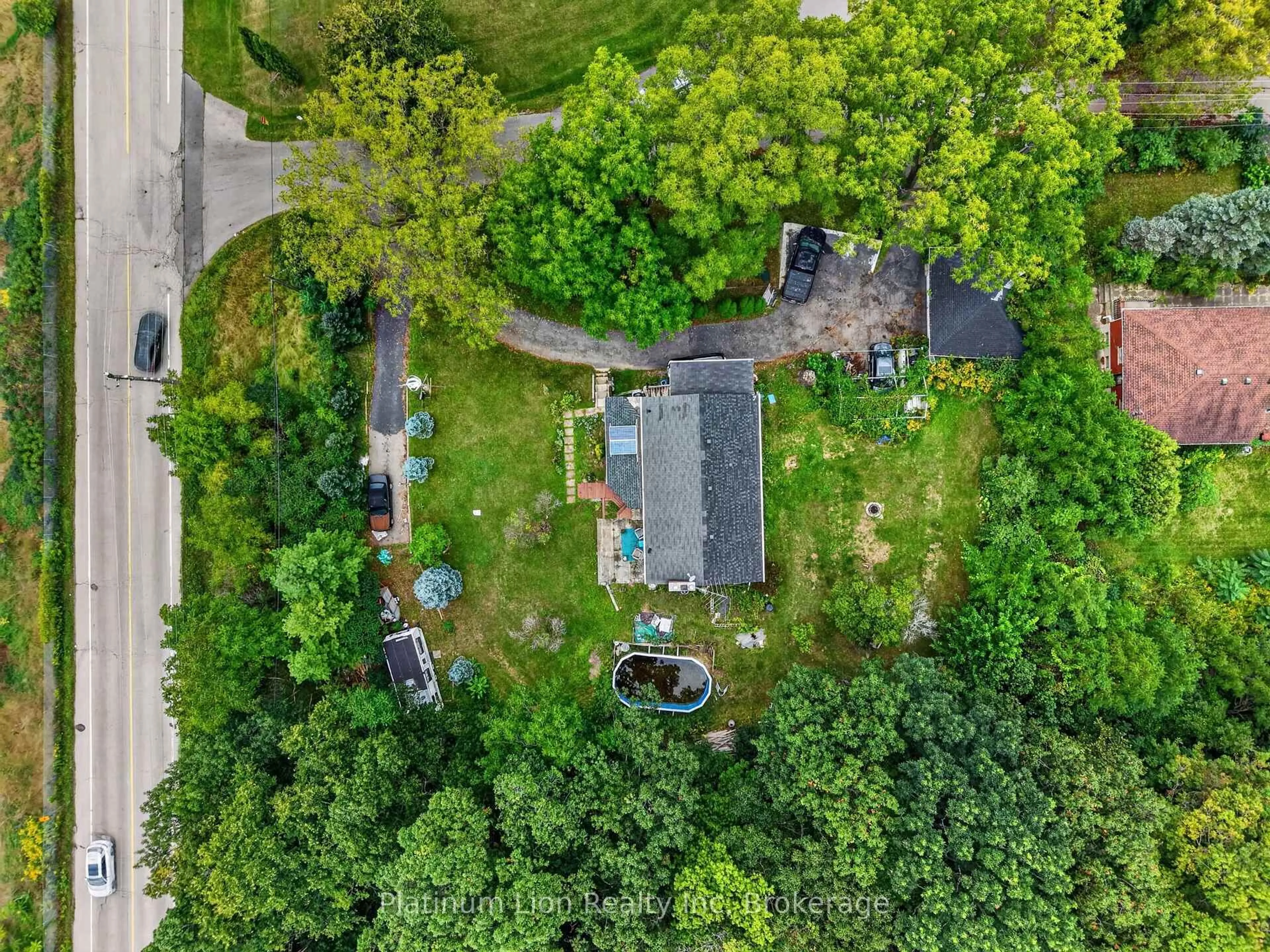 A pic from outside/outdoor area/front of a property/back of a property/a pic from drone, forest/trees view for 121 Panin Rd, Burlington Ontario L7P 5A6