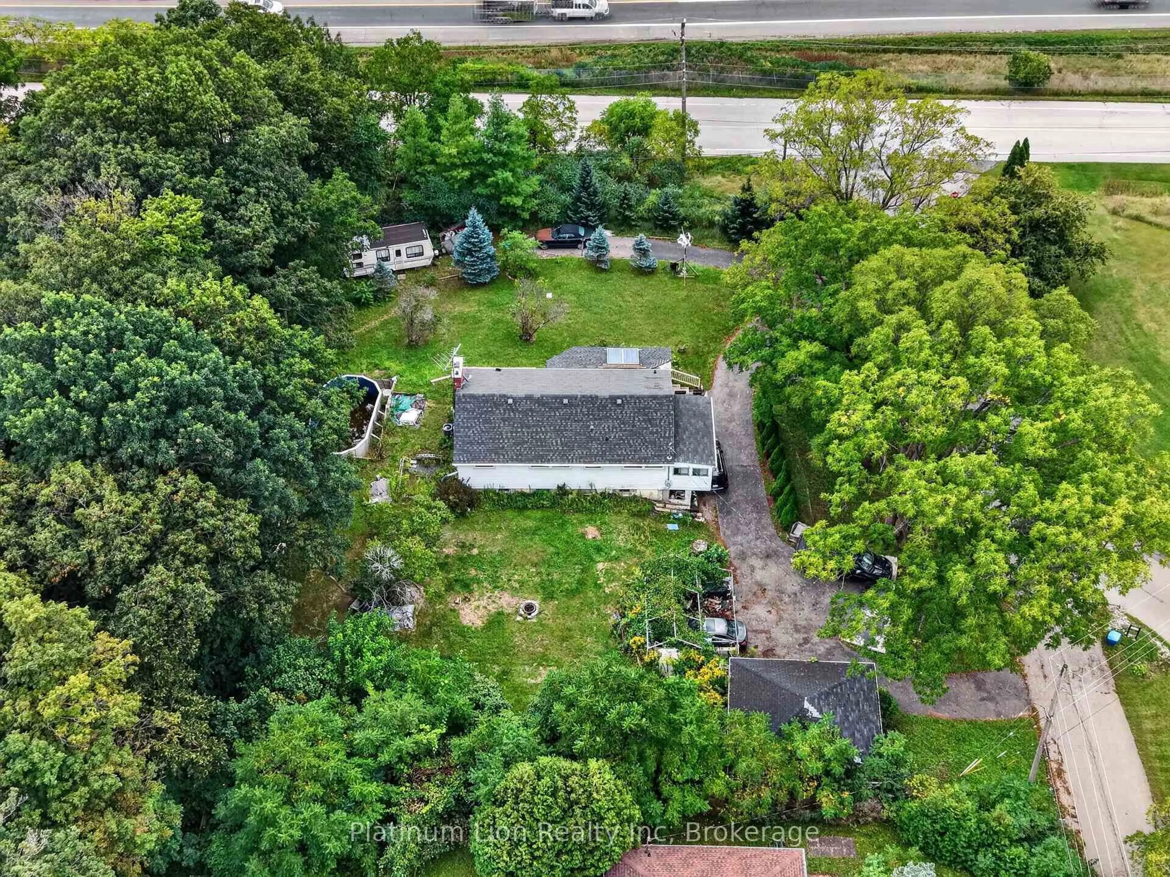 A pic from outside/outdoor area/front of a property/back of a property/a pic from drone, street for 121 Panin Rd, Burlington Ontario L7P 5A6