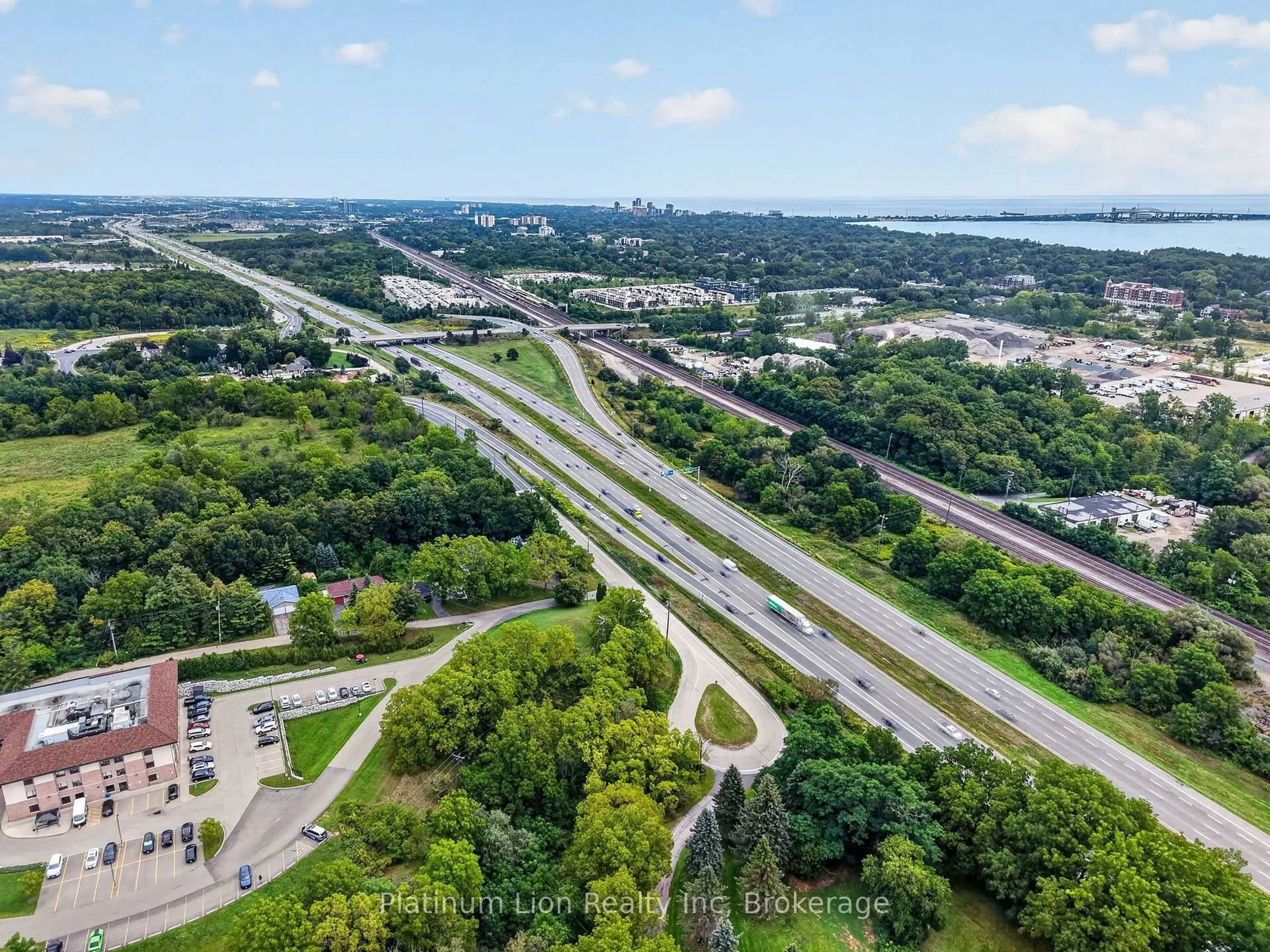 A pic from outside/outdoor area/front of a property/back of a property/a pic from drone, water/lake/river/ocean view for 121 Panin Rd, Burlington Ontario L7P 5A6
