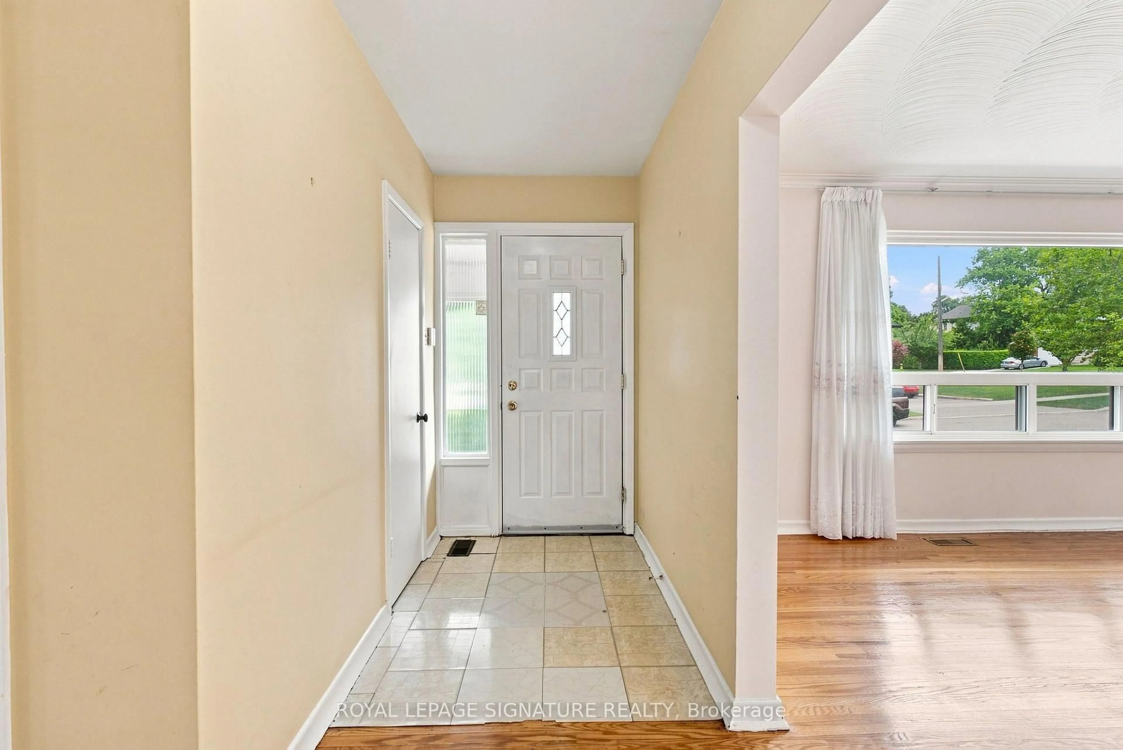 Indoor entryway for 1 Dalegrove Cres, Toronto Ontario M9B 6A5