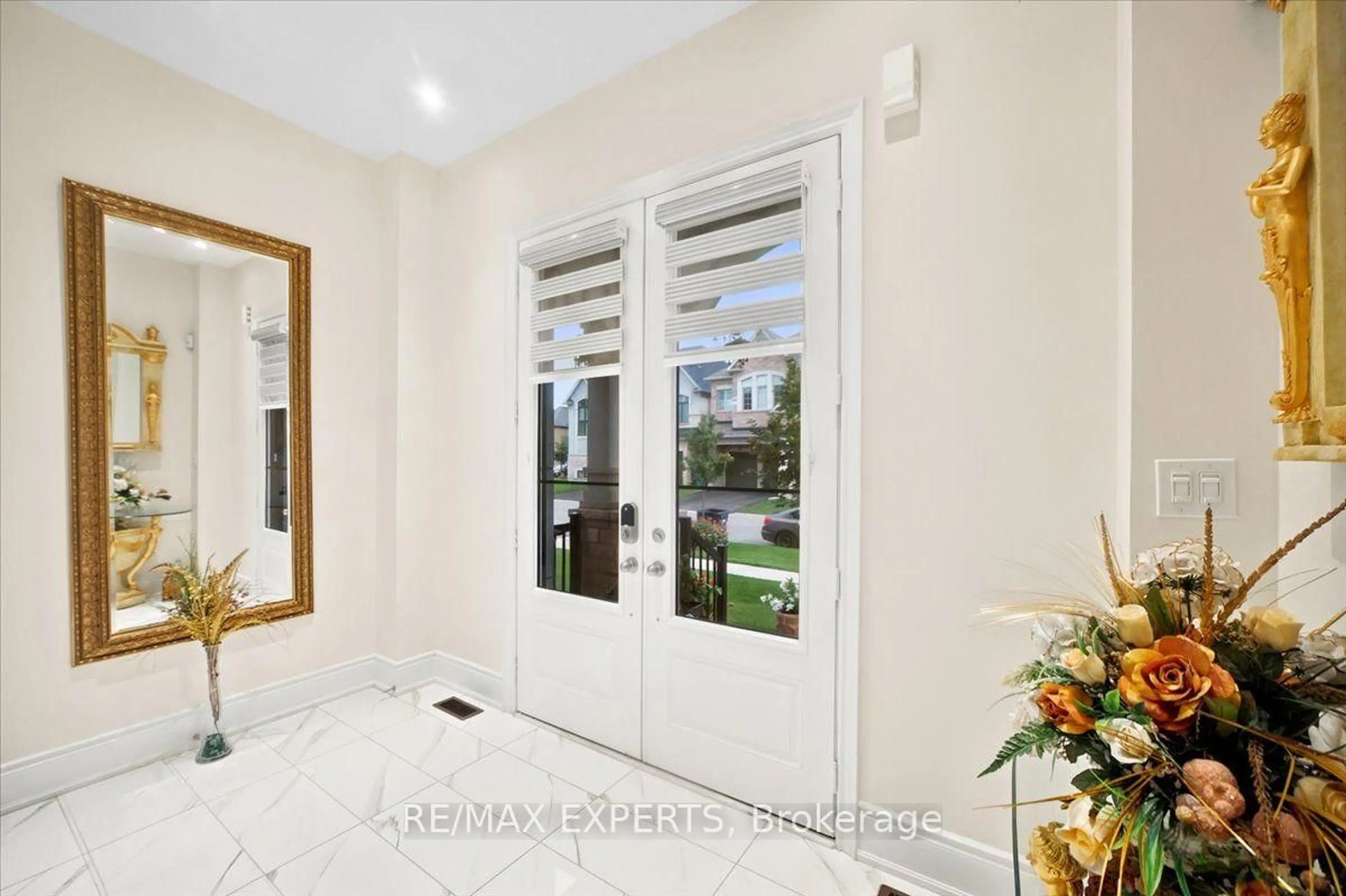 Indoor entryway for 30 Midmorning Rd, Brampton Ontario L1R 0N8